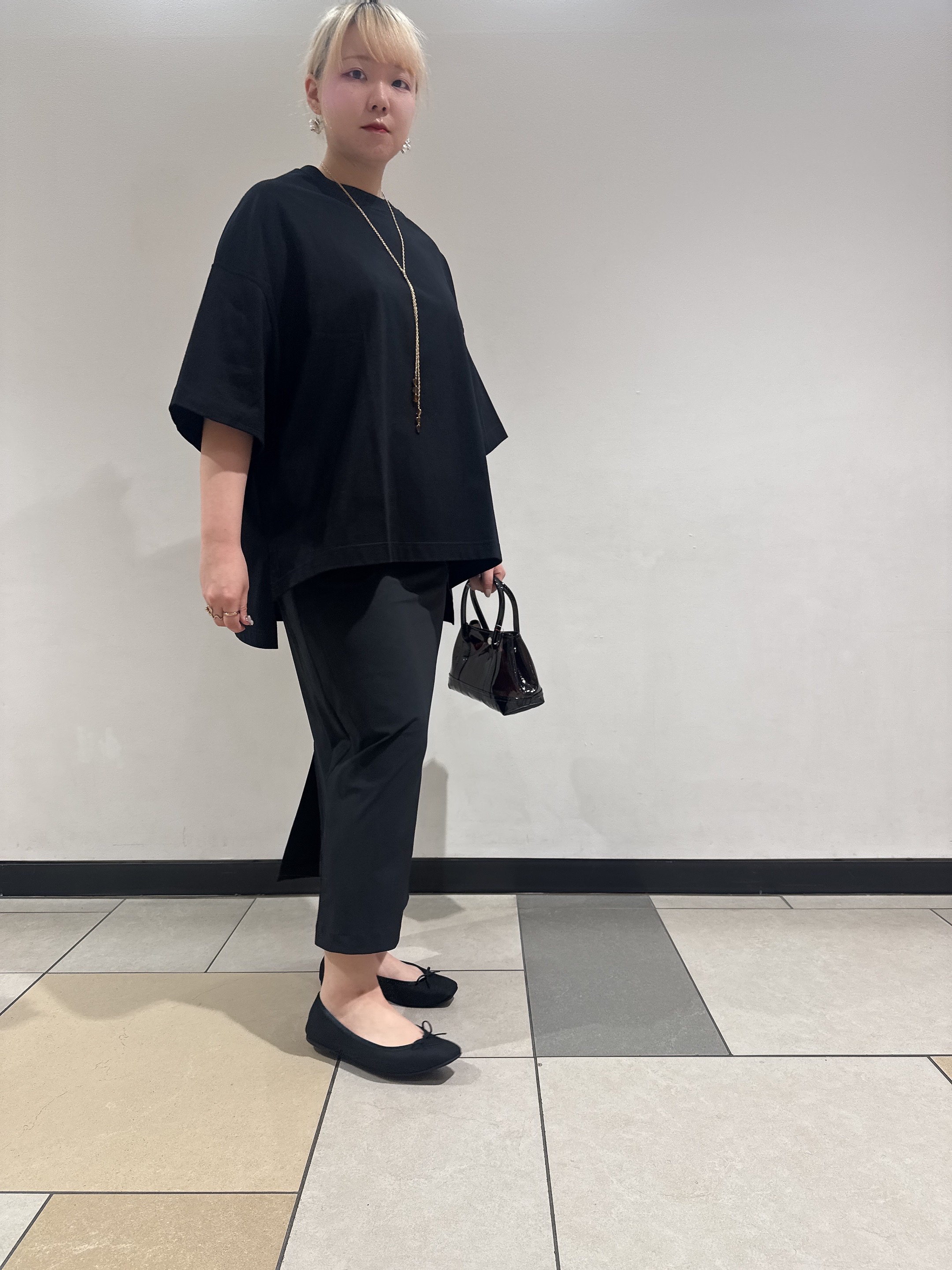 なかもとあきさんの「DRESSTERIOR｜◆COGTHEBIGSMOKE（コグ ザ ビッグスモーク）【別注】DELTA Tシャツ」を使ったコーディネート