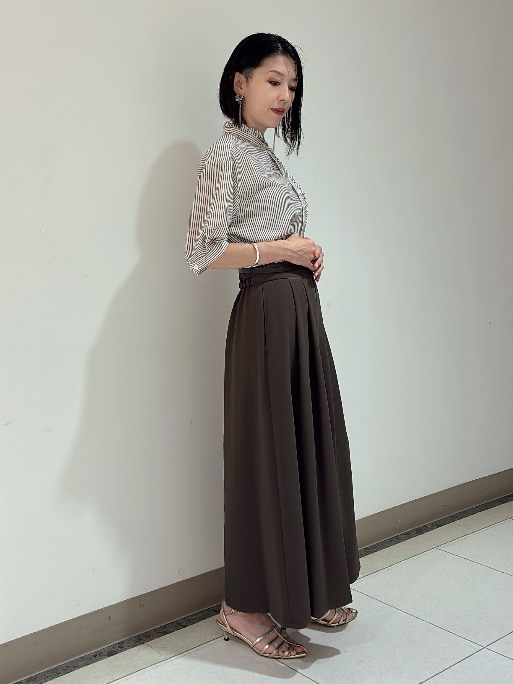 環さんの「UNTITLED｜【接触冷感/通気性/洗える】スタンドカラーフリルブラウス」を使ったコーディネート