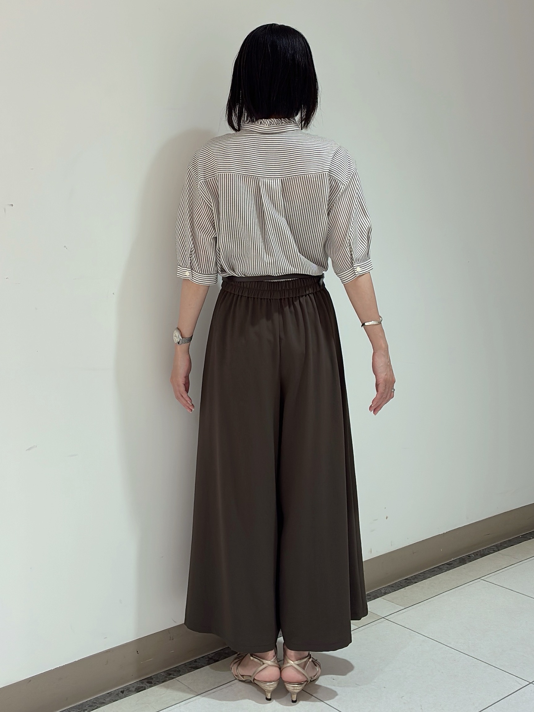 環さんの「UNTITLED｜【接触冷感/通気性/洗える】スタンドカラーフリルブラウス」を使ったコーディネート