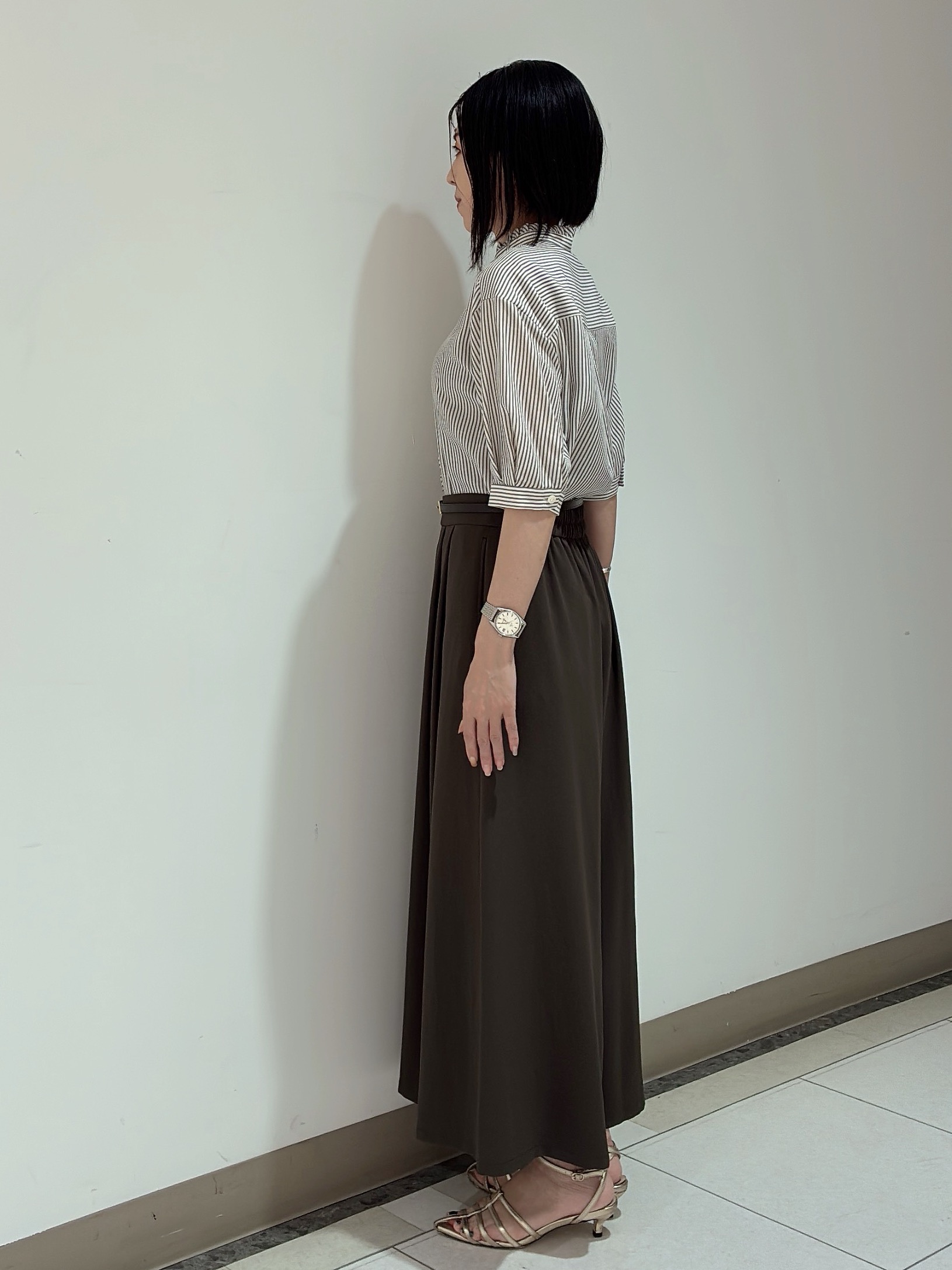 環さんの「UNTITLED｜【接触冷感/通気性/洗える】スタンドカラーフリルブラウス」を使ったコーディネート