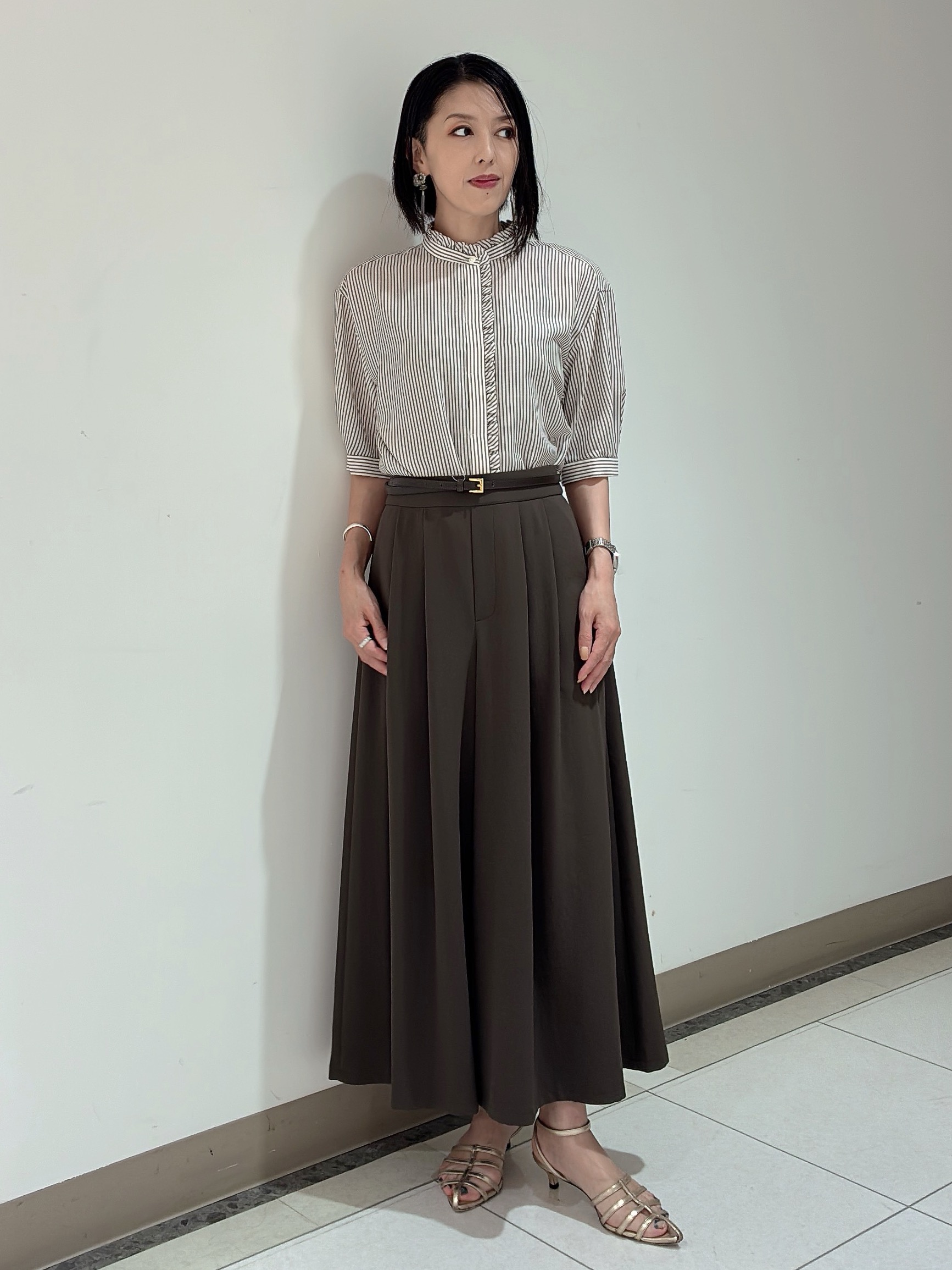 環さんの「UNTITLED｜【接触冷感/通気性/洗える】スタンドカラーフリルブラウス」を使ったコーディネート