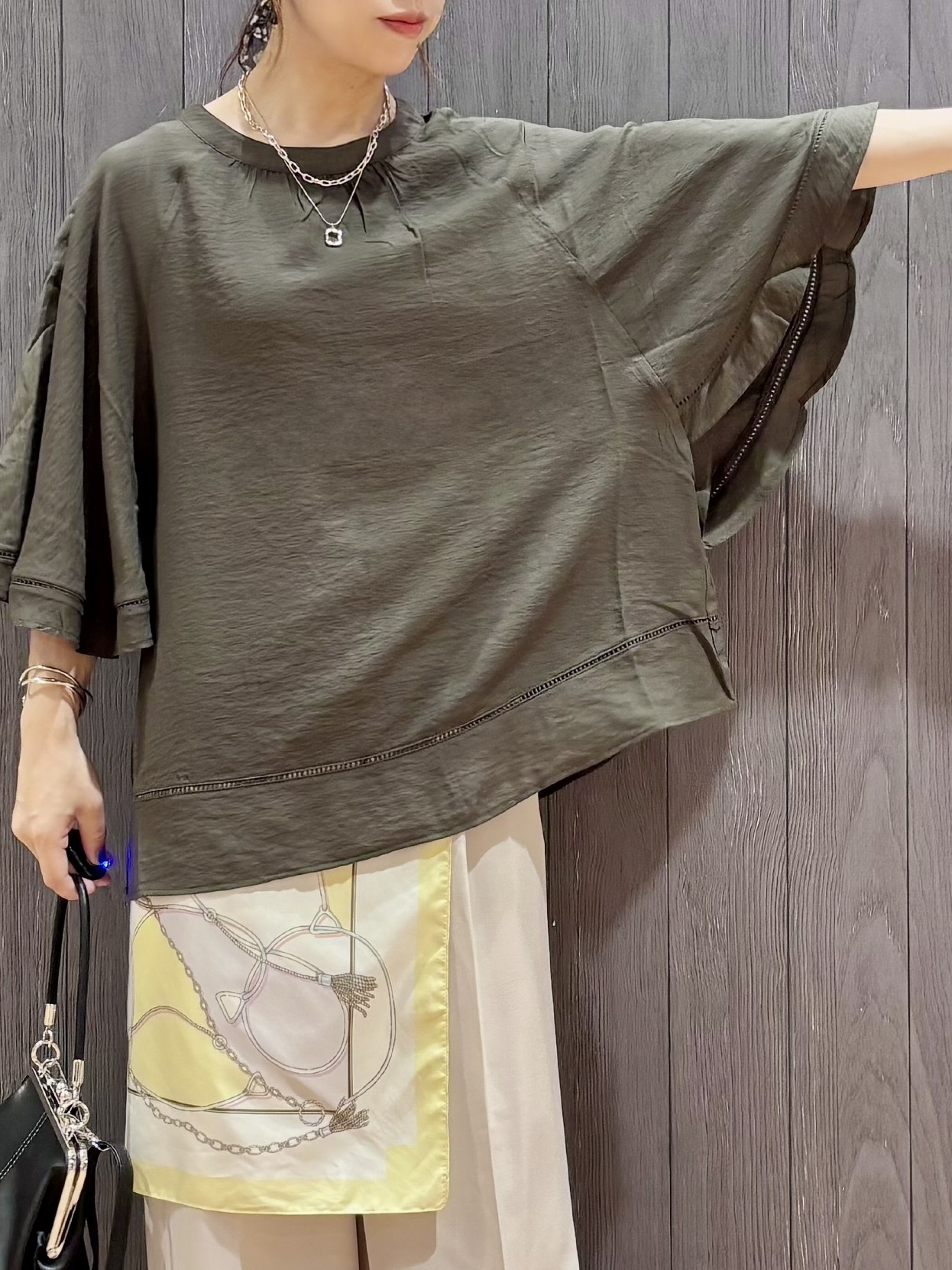meiさんの「SHOO･LA･RUE｜【S-LL/洗濯機可/体型カバー】はしごレースがポイント スラブポンチョ風ブラウス」を使ったコーディネート