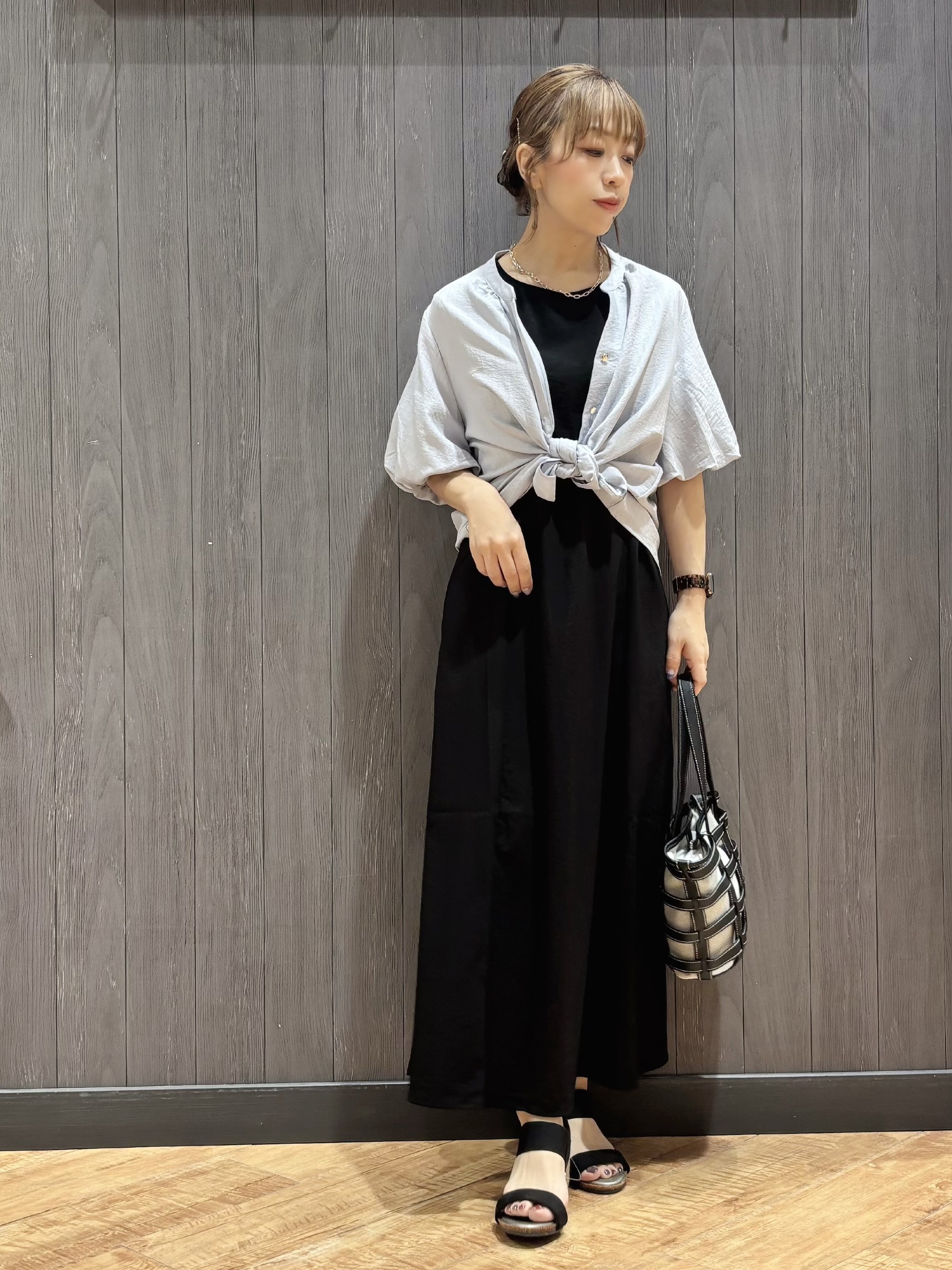 meiさんの「SHOO･LA･RUE｜【洗濯機可】バルーンスリーブで二の腕カバー キーネック5分袖ブラウス」を使ったコーディネート