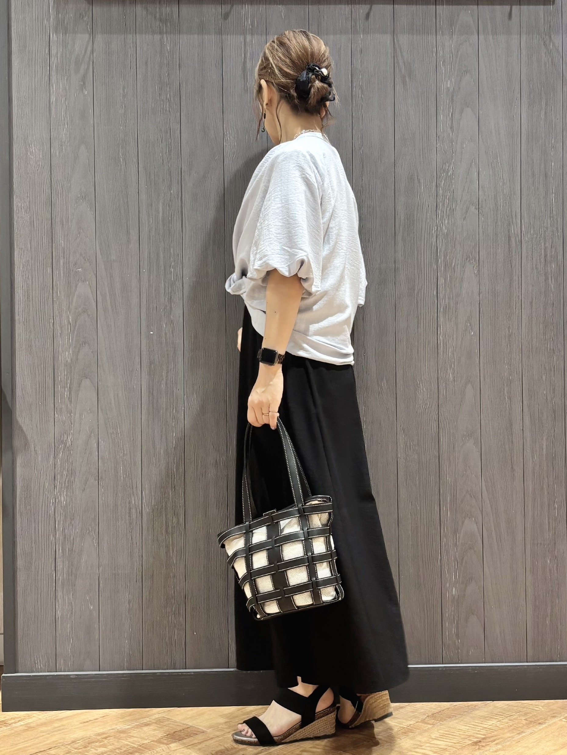 meiさんの「SHOO･LA･RUE｜【洗濯機可】バルーンスリーブで二の腕カバー キーネック5分袖ブラウス」を使ったコーディネート
