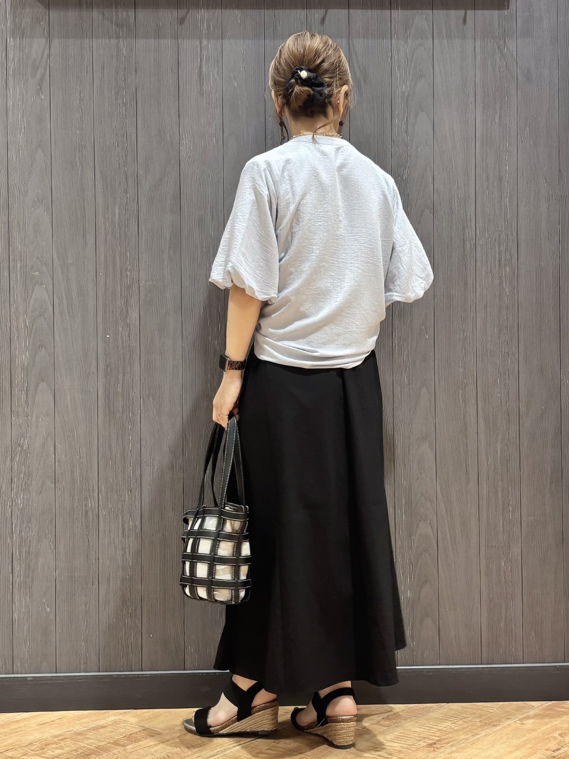 meiさんの「SHOO･LA･RUE｜【洗濯機可】バルーンスリーブで二の腕カバー キーネック5分袖ブラウス」を使ったコーディネート