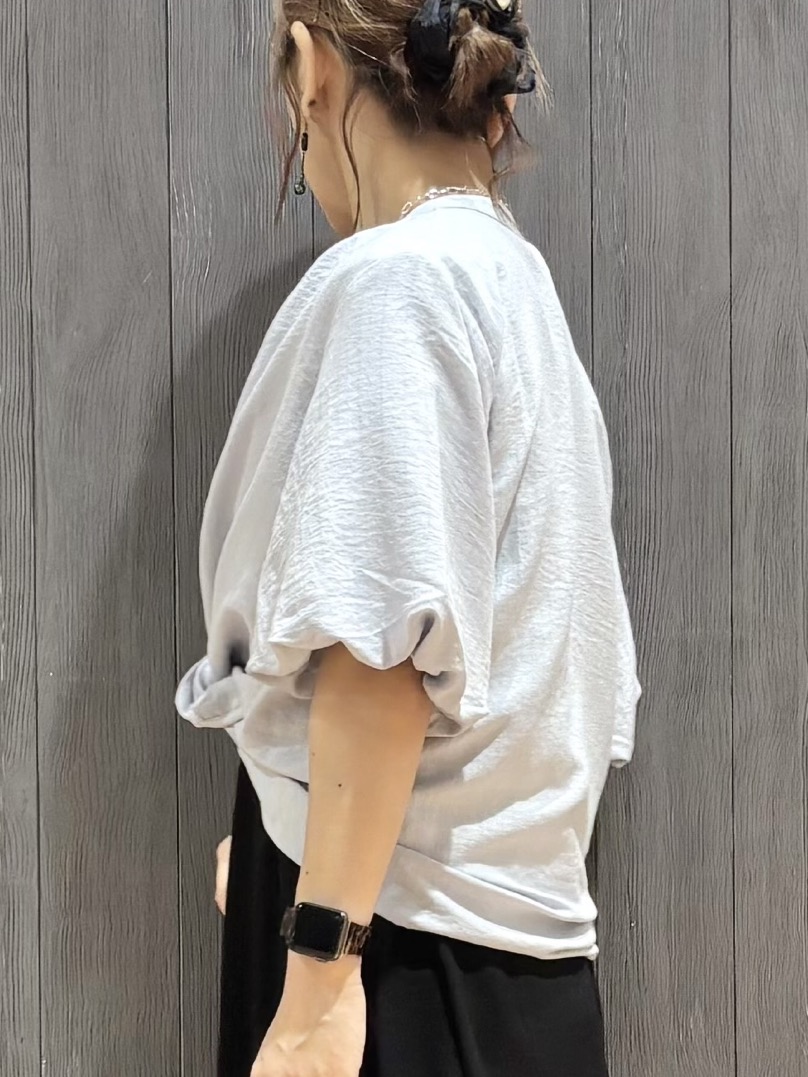 meiさんの「SHOO･LA･RUE｜【洗濯機可】バルーンスリーブで二の腕カバー キーネック5分袖ブラウス」を使ったコーディネート