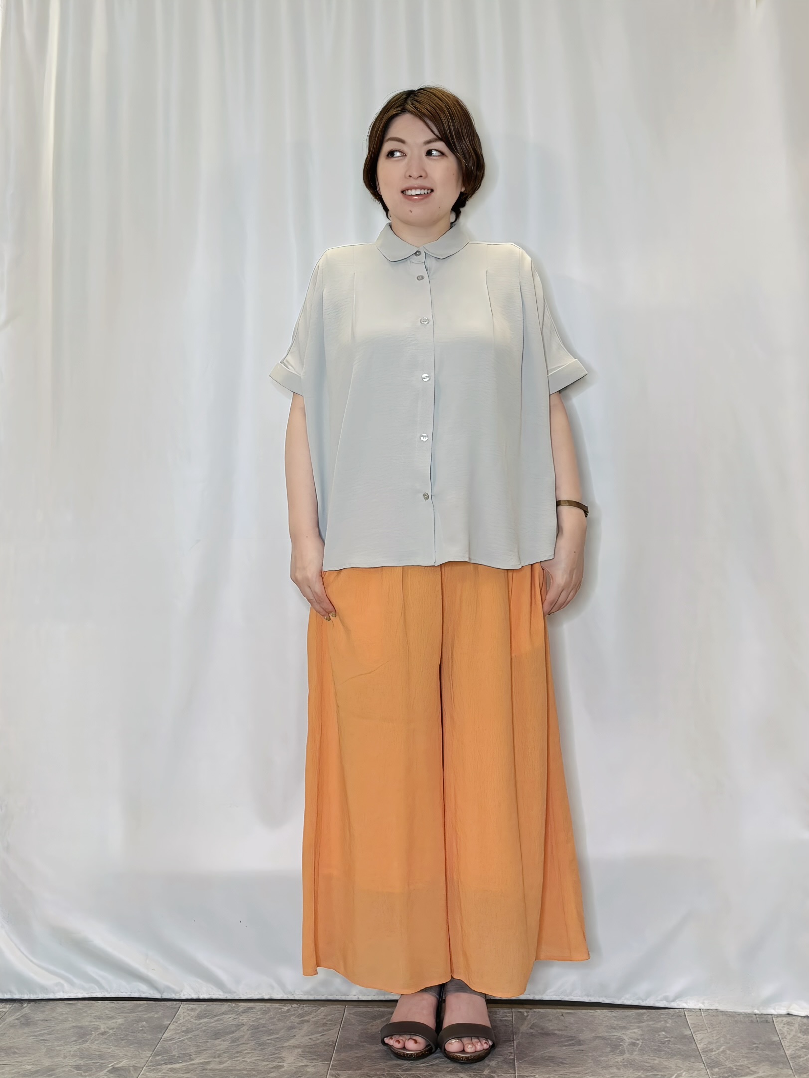 たみさんの「SHOO･LA･RUE｜【洗濯後しわになりにくい/体型カバー】二の腕も隠せる　お袖ロールアップ半袖シャツ」を使ったコーディネート