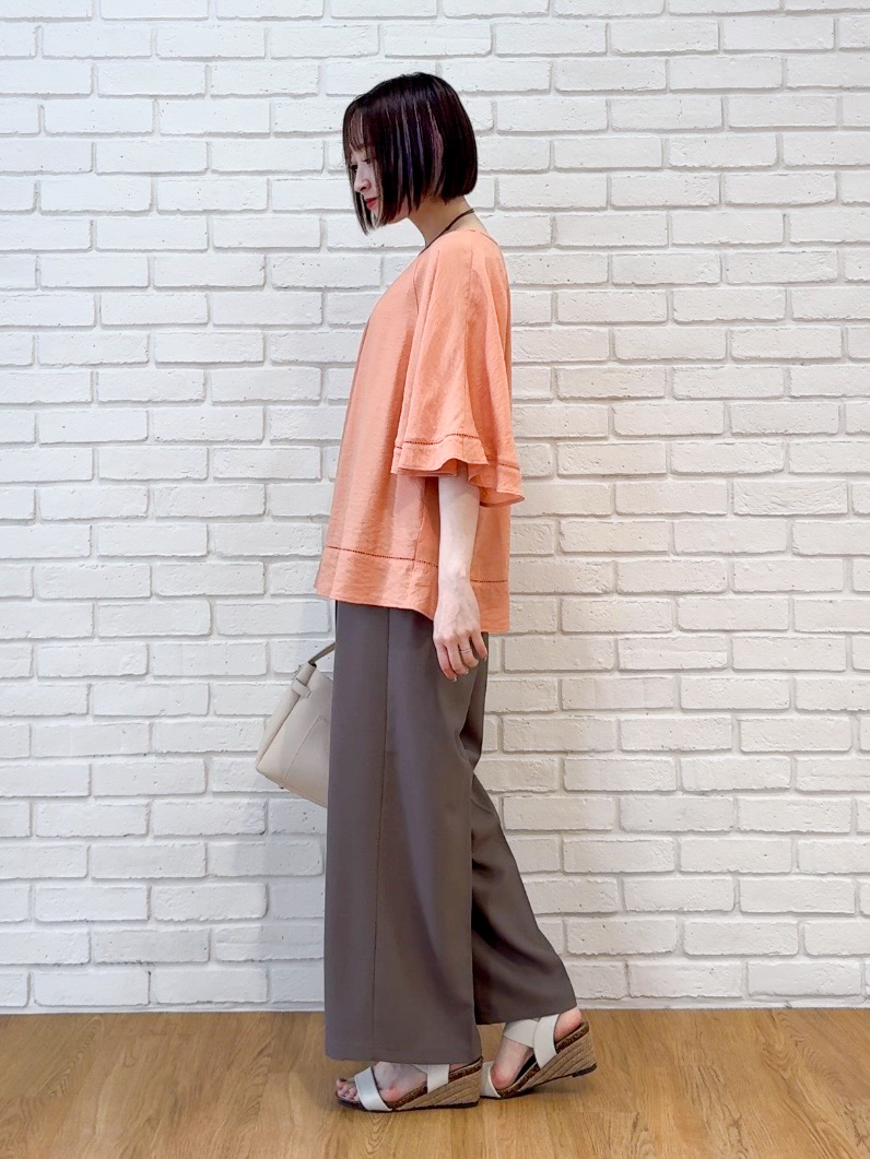 𝐜𝐡𝐢𝐤𝐚さんの「SHOO･LA･RUE｜【S-LL/洗濯機可/体型カバー】はしごレースがポイント スラブポンチョ風ブラウス」を使ったコーディネート