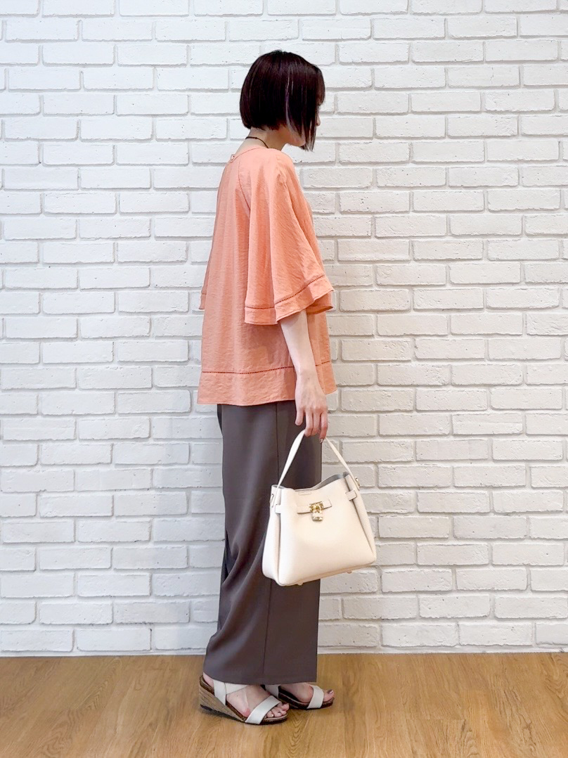 𝐜𝐡𝐢𝐤𝐚さんの「SHOO･LA･RUE｜【S-LL/洗濯機可/体型カバー】はしごレースがポイント スラブポンチョ風ブラウス」を使ったコーディネート