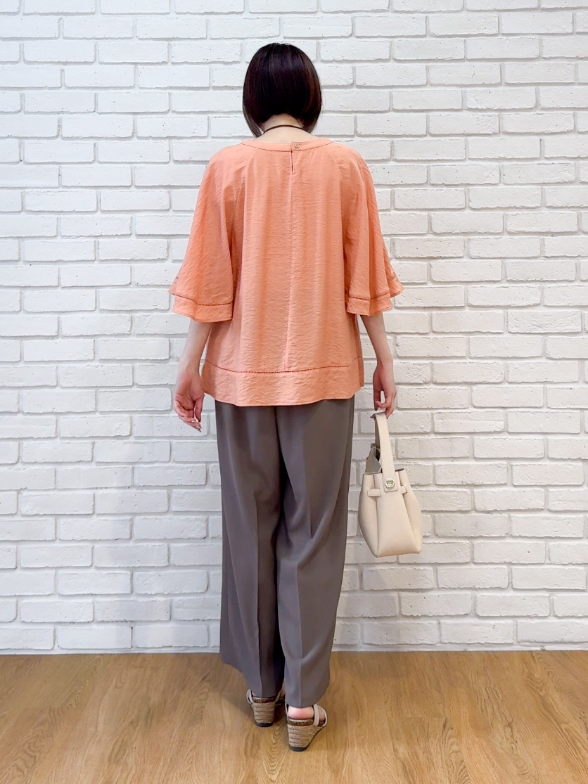 𝐜𝐡𝐢𝐤𝐚さんの「SHOO･LA･RUE｜【S-LL/洗濯機可/体型カバー】はしごレースがポイント スラブポンチョ風ブラウス」を使ったコーディネート