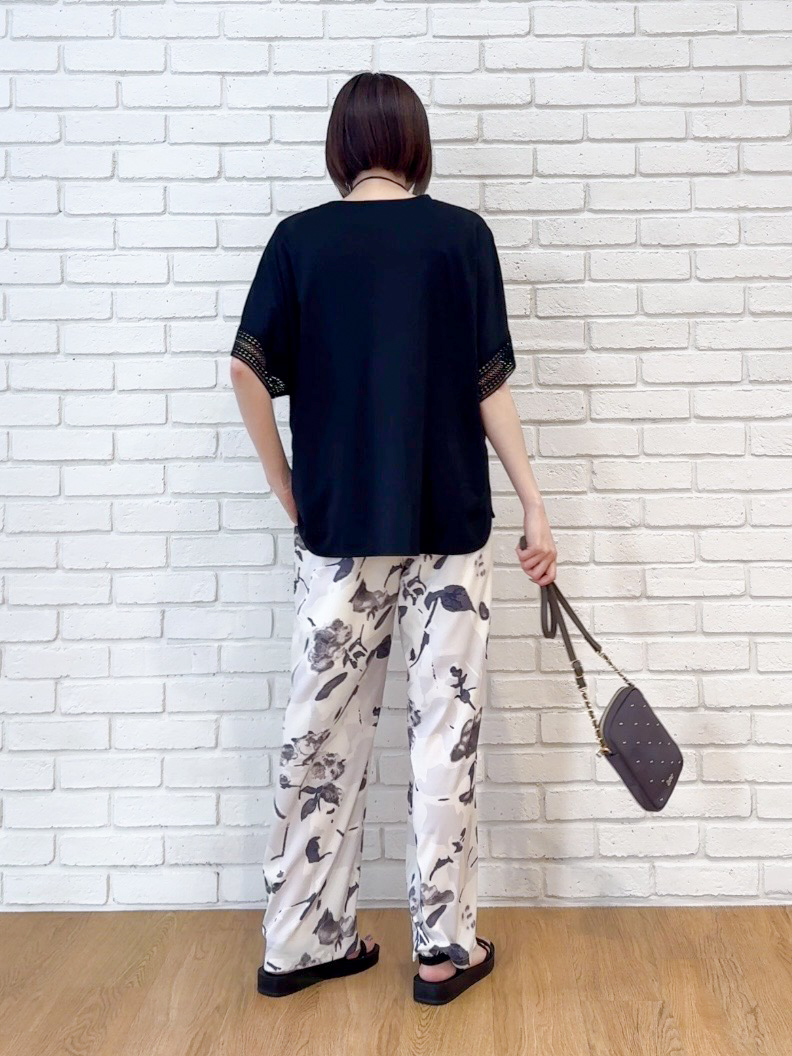 𝐜𝐡𝐢𝐤𝐚さんの「SHOO･LA･RUE｜【UV/洗濯機可/体型カバー】ヒップ周りが隠せる お袖レースTシャツ」を使ったコーディネート