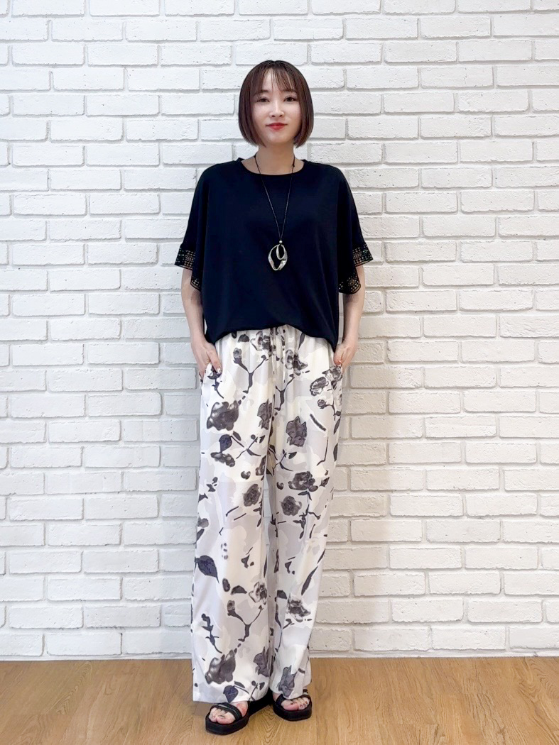 𝐜𝐡𝐢𝐤𝐚さんの「SHOO･LA･RUE｜【UV/洗濯機可/体型カバー】ヒップ周りが隠せる お袖レースTシャツ」を使ったコーディネート