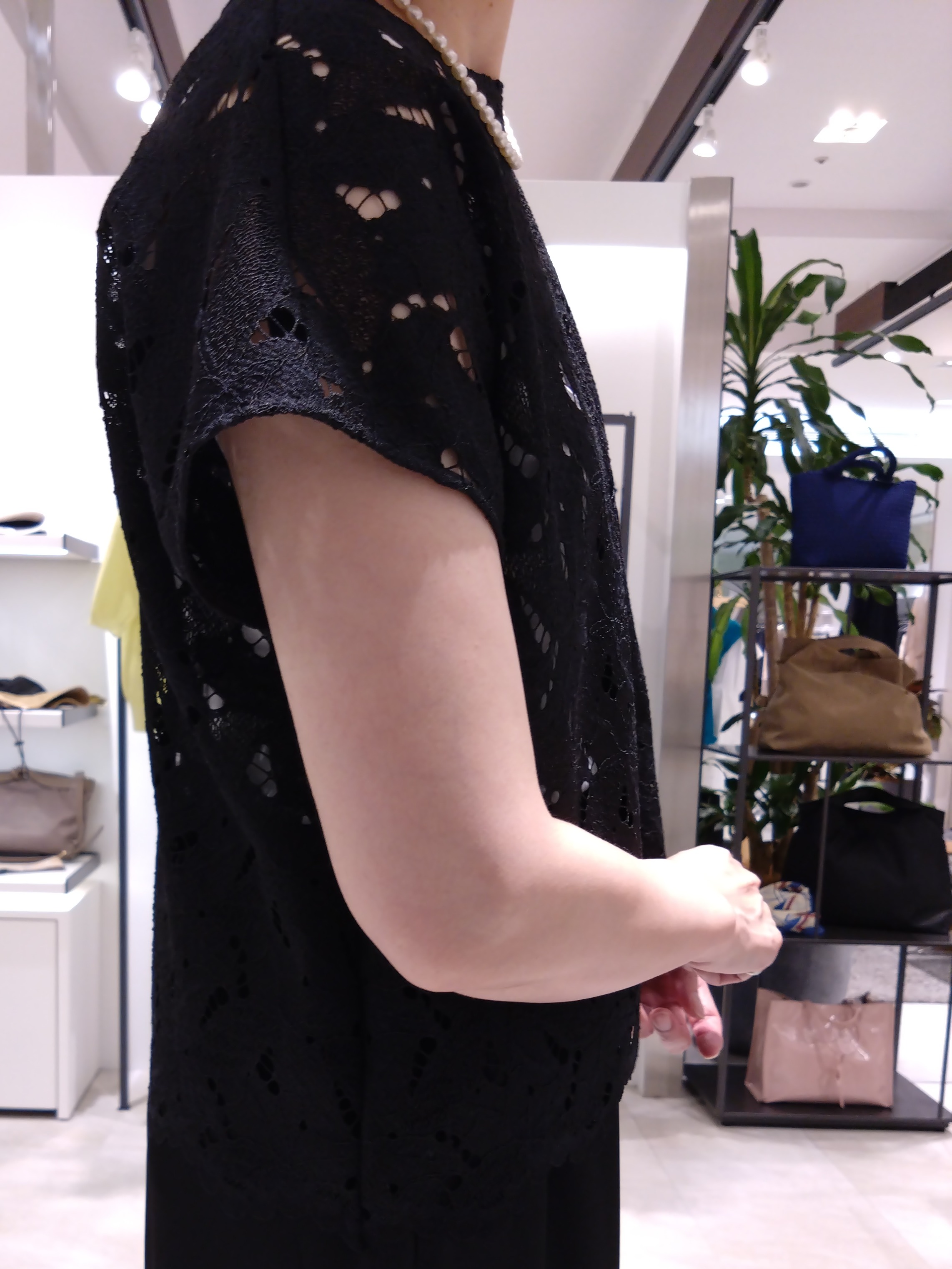 まちこさんの「UNTITLED｜【セットアップ可/品のある透け感】リーフレースブラウス」を使ったコーディネート