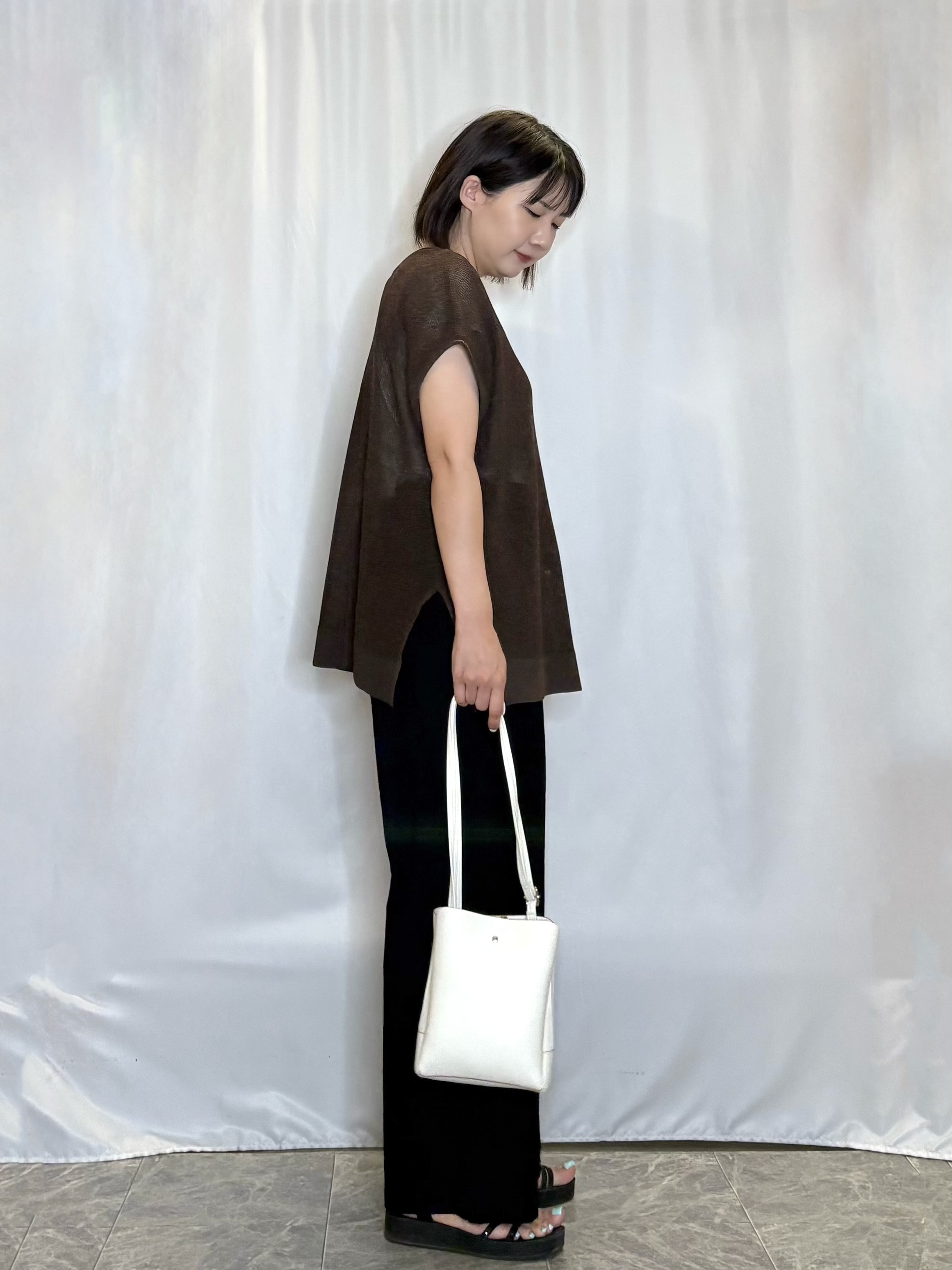ネリさんの「SHOO･LA･RUE｜【2点セット/前後2WAY/洗濯機可/S-LL】体型カバーも叶う ラメ畦ニット+タンクトップ」を使ったコーディネート