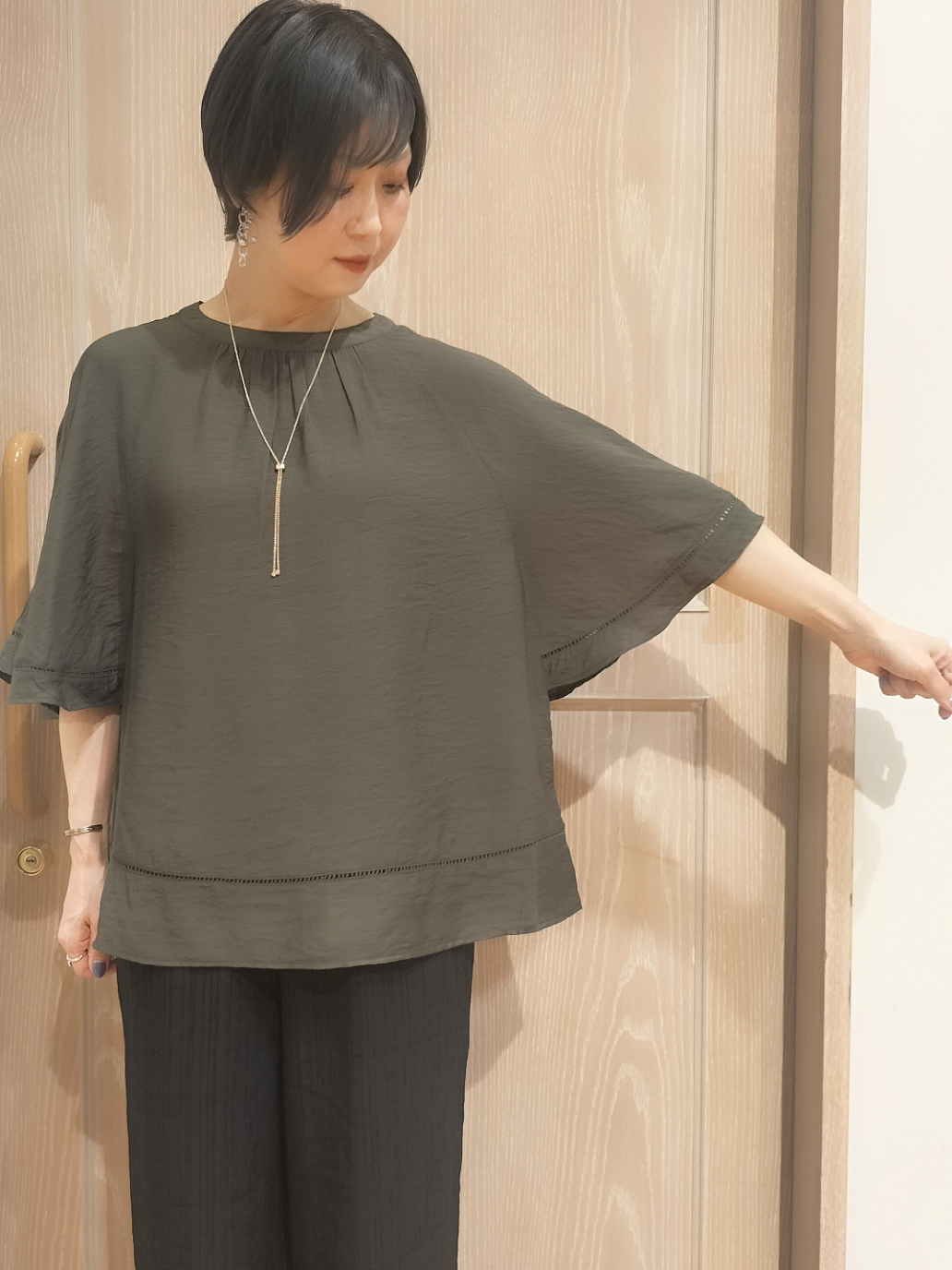 YUKIさんの「SHOO･LA･RUE｜【S-LL/洗濯機可/体型カバー】はしごレースがポイント スラブポンチョ風ブラウス」を使ったコーディネート