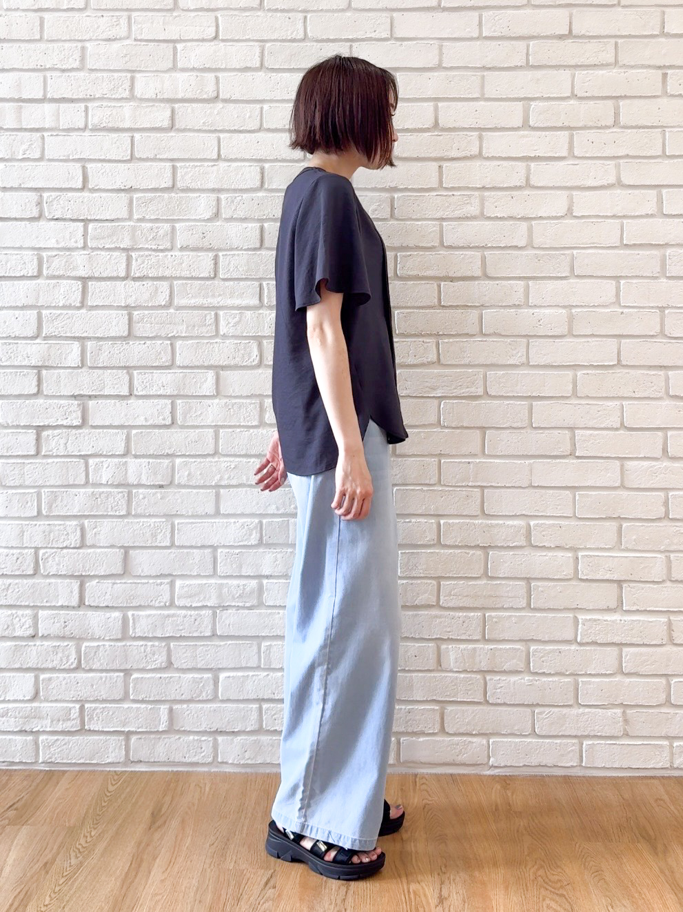 𝐜𝐡𝐢𝐤𝐚さんの「SHOO･LA･RUE｜【セットアップ可/洗濯機可】サラっと着られる 麻調Ⅴネックタックブラウス」を使ったコーディネート