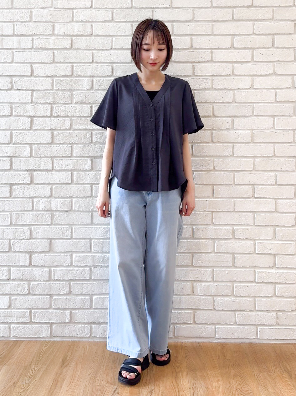 𝐜𝐡𝐢𝐤𝐚さんの「SHOO･LA･RUE｜【セットアップ可/洗濯機可】サラっと着られる 麻調Ⅴネックタックブラウス」を使ったコーディネート