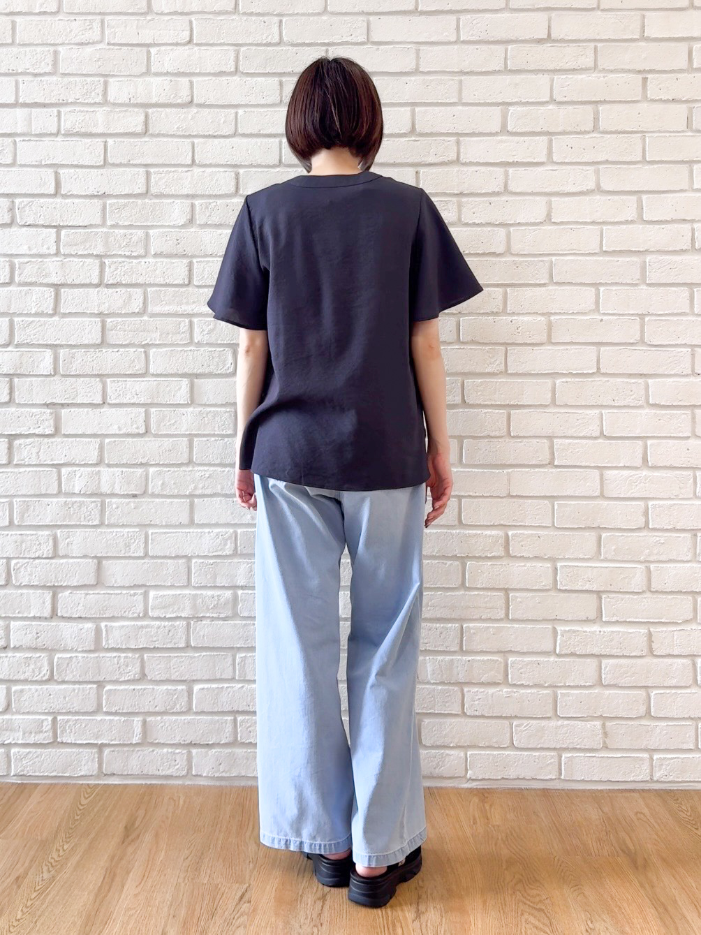 𝐜𝐡𝐢𝐤𝐚さんの「SHOO･LA･RUE｜【セットアップ可/洗濯機可】サラっと着られる 麻調Ⅴネックタックブラウス」を使ったコーディネート
