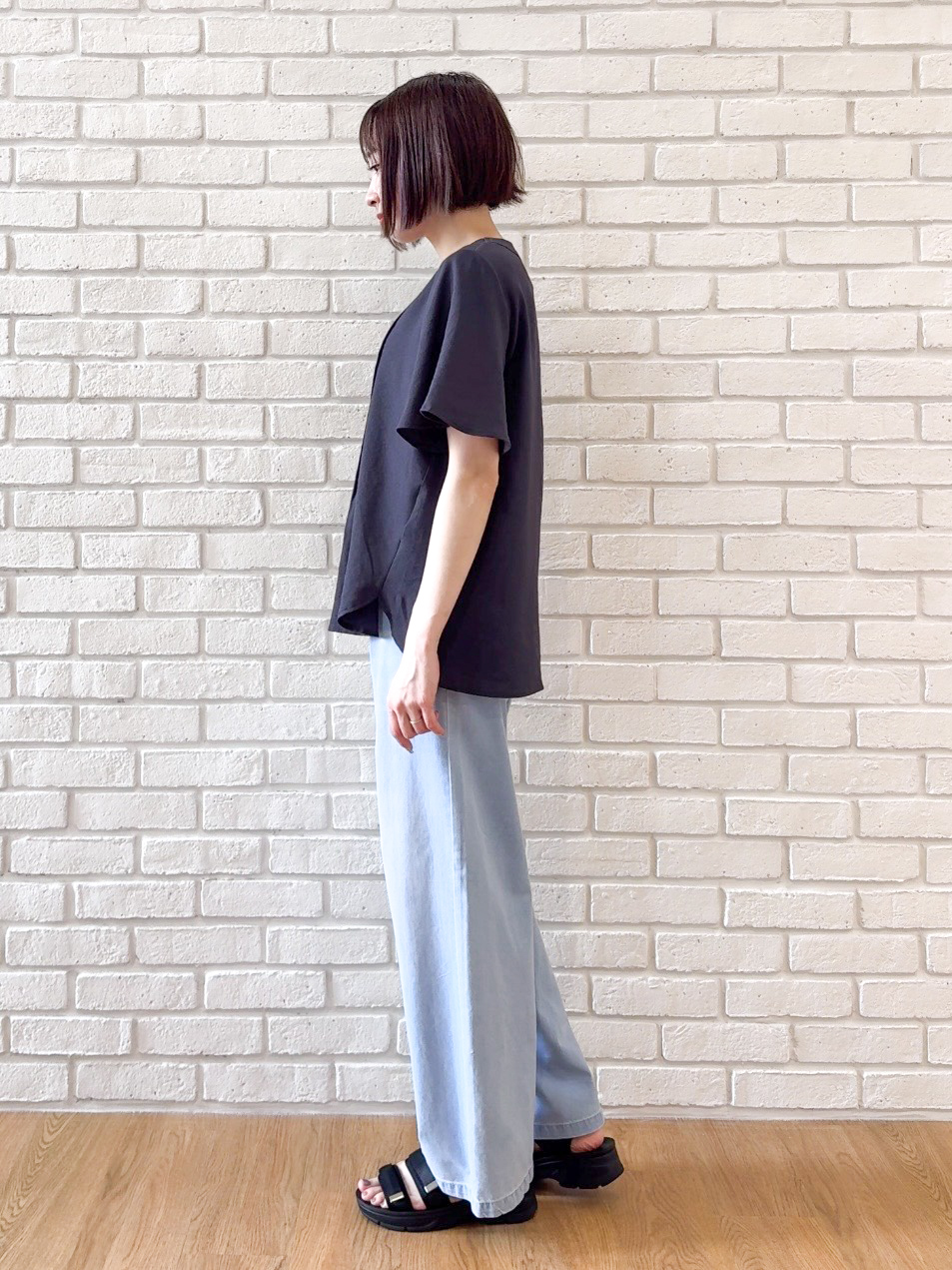 𝐜𝐡𝐢𝐤𝐚さんの「SHOO･LA･RUE｜【セットアップ可/洗濯機可】サラっと着られる 麻調Ⅴネックタックブラウス」を使ったコーディネート
