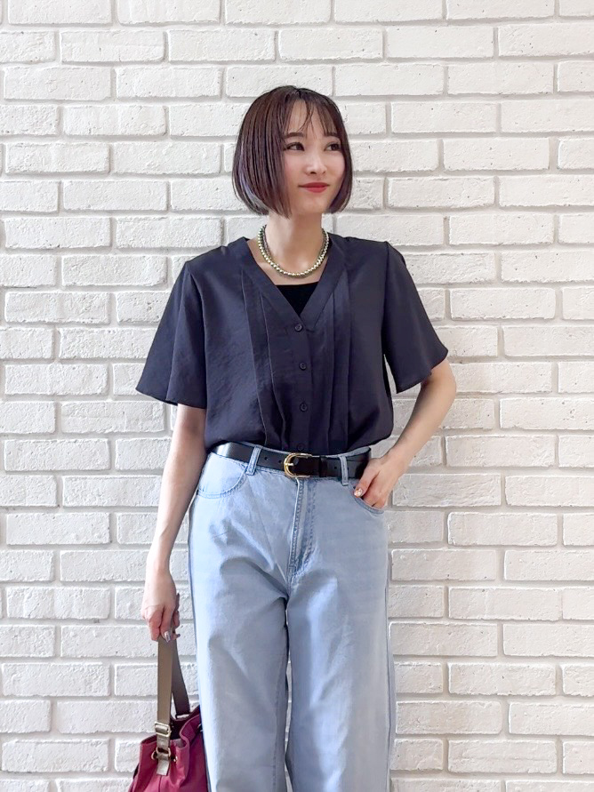 𝐜𝐡𝐢𝐤𝐚さんの「SHOO･LA･RUE｜【セットアップ可/洗濯機可】サラっと着られる 麻調Ⅴネックタックブラウス」を使ったコーディネート