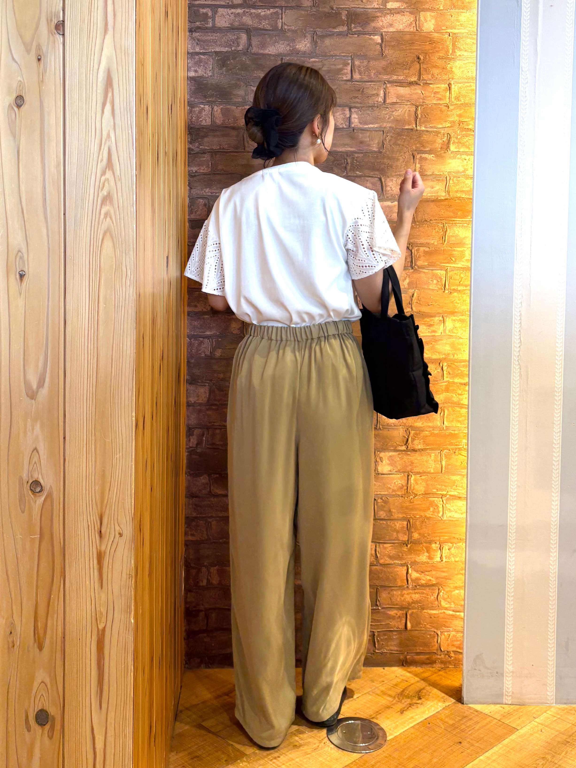 mieさんの「SHOO･LA･RUE｜【S-LL/洗濯機可/体型カバー】汗じみが気になりにくい お袖レースフレアTシャツ」を使ったコーディネート