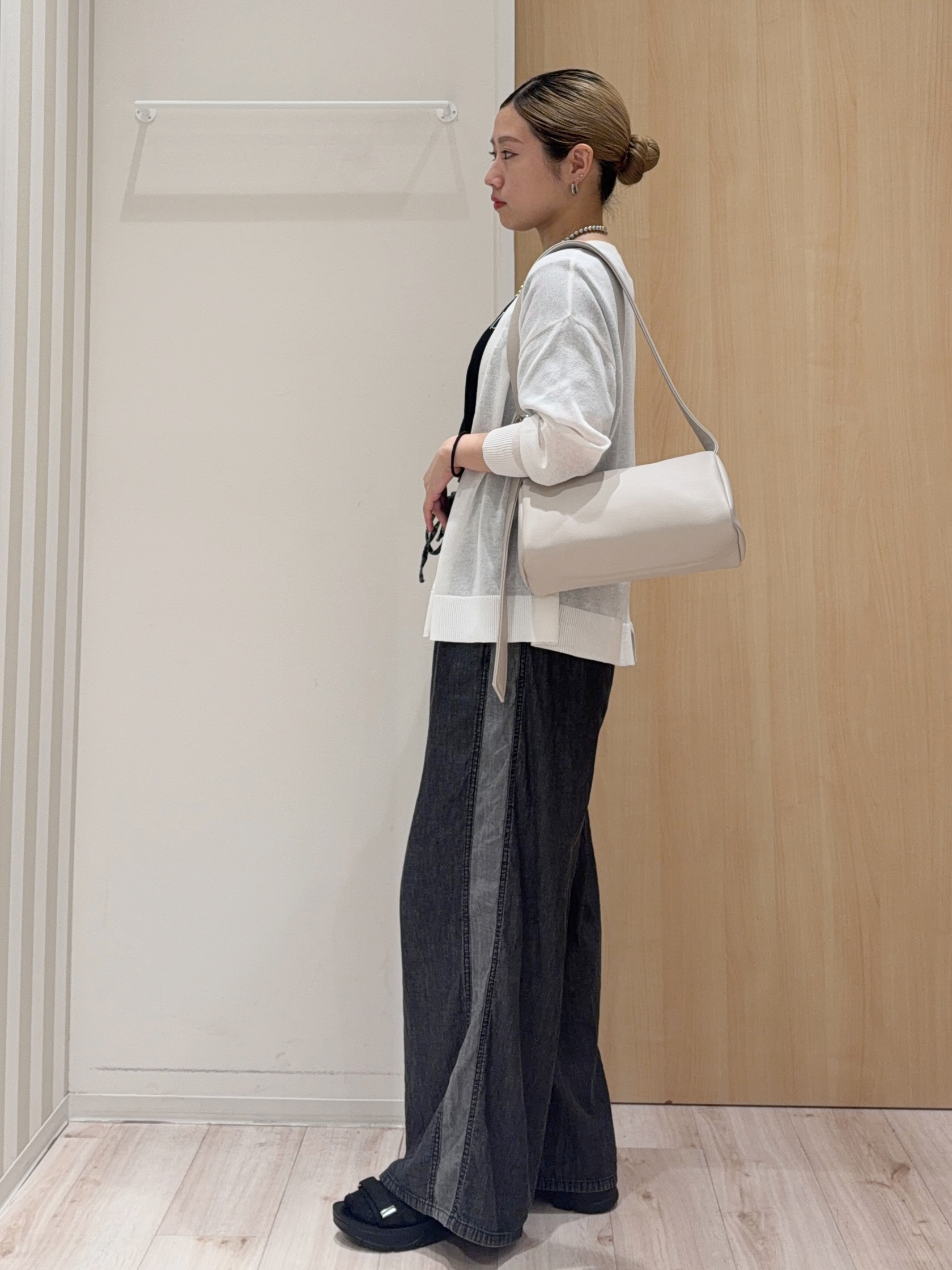 KAIRIさんの「SHOO･LA･RUE｜【洗濯機可/S-LL】オンにもオフにも マルチに使えるボタンレスカーディガン」を使ったコーディネート