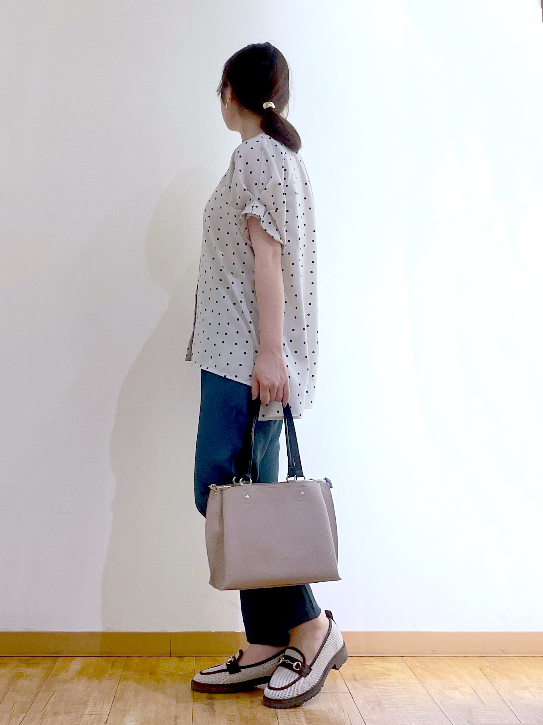 かのさんの「SHOO･LA･RUE｜【洗濯機可／洗濯後しわになりにくい】大人の甘さをプラスする ドット柄袖タックブラウス」を使ったコーディネート