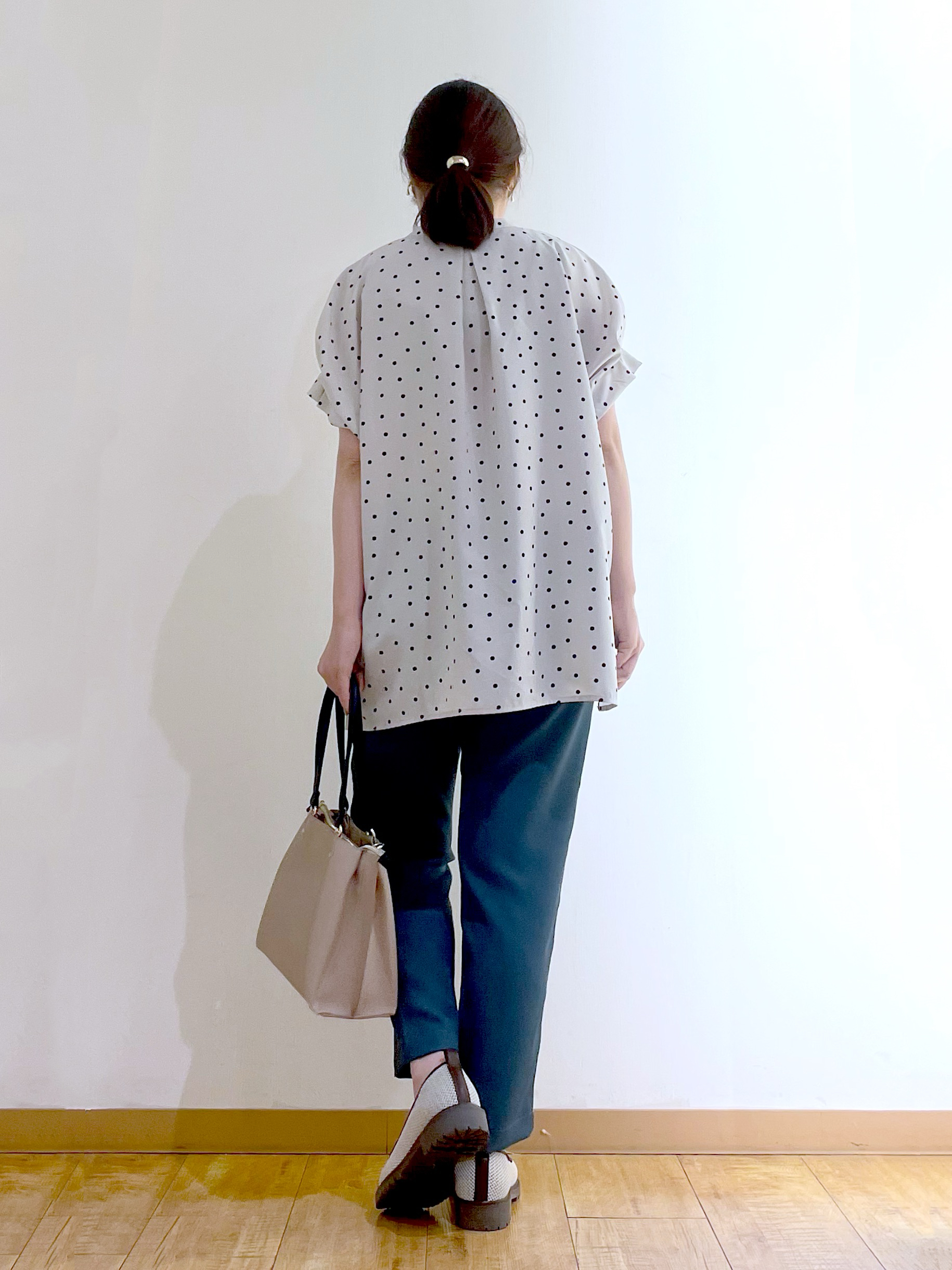 かのさんの「SHOO･LA･RUE｜【洗濯機可／洗濯後しわになりにくい】大人の甘さをプラスする ドット柄袖タックブラウス」を使ったコーディネート
