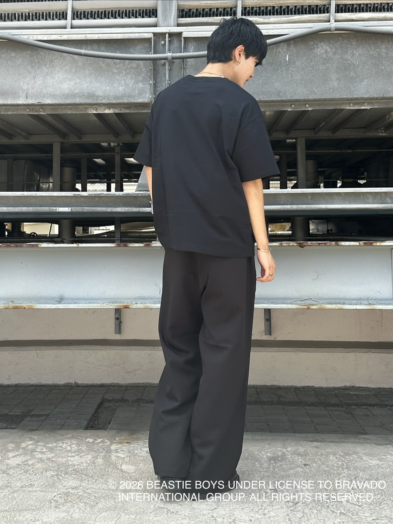 KOHEIさんの「tk.TAKEO KIKUCHI｜【防シワ／ストレッチ/セット対応可】smart shiftシリーズ バレルシルエットパンツ」を使ったコーディネート