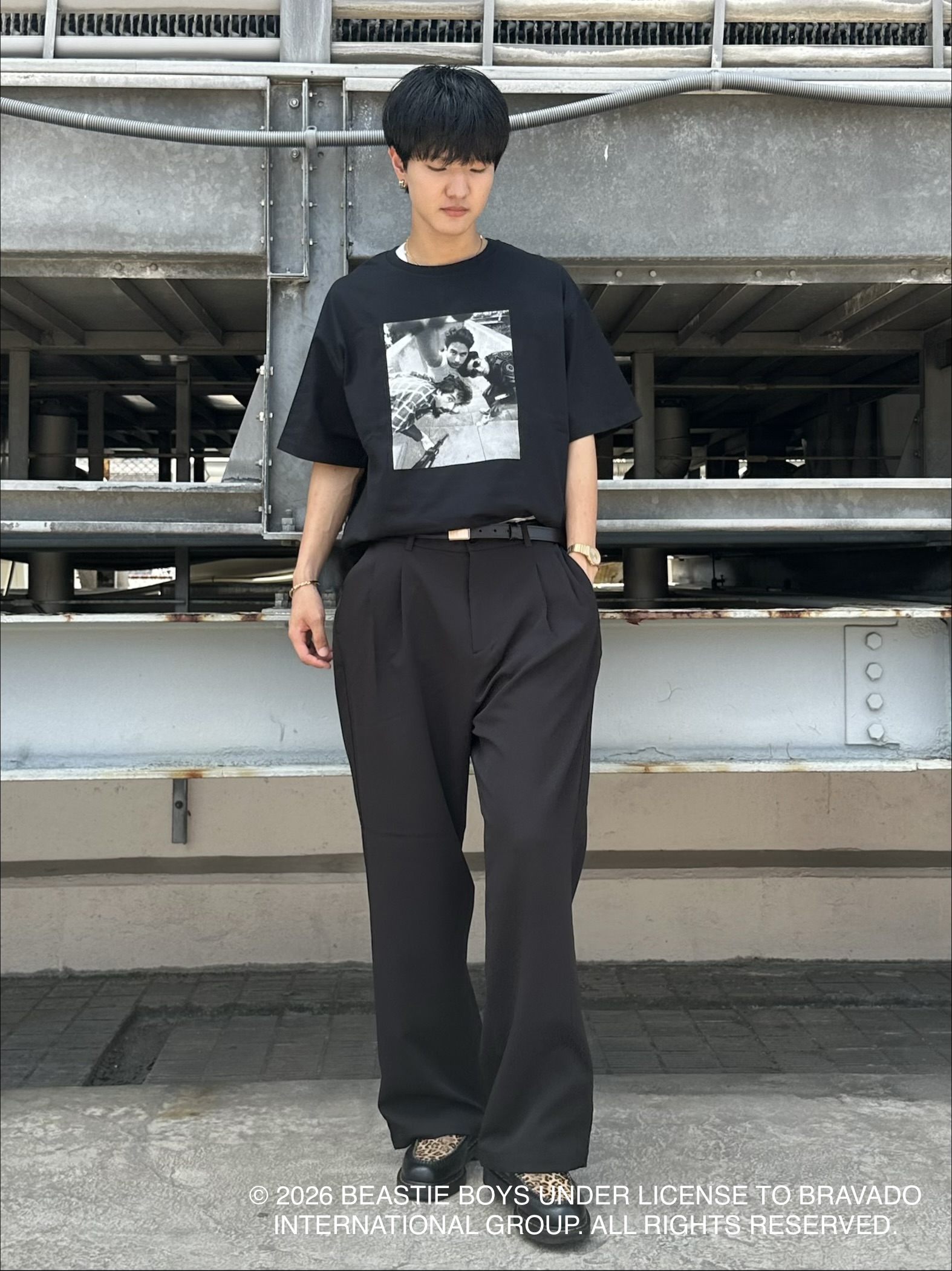 KOHEIさんの「tk.TAKEO KIKUCHI｜【防シワ／ストレッチ/セット対応可】smart shiftシリーズ バレルシルエットパンツ」を使ったコーディネート