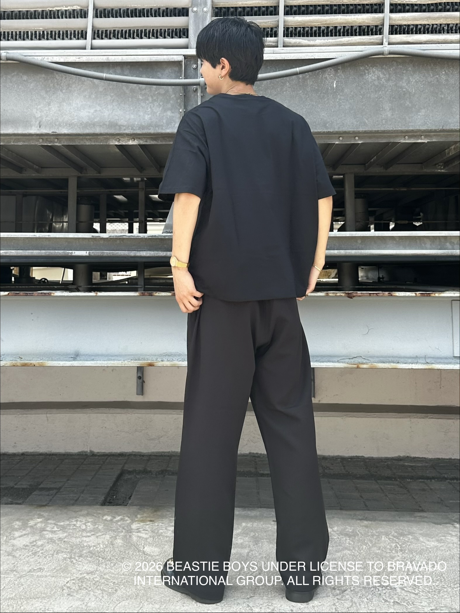 KOHEIさんの「tk.TAKEO KIKUCHI｜【防シワ／ストレッチ/セット対応可】smart shiftシリーズ バレルシルエットパンツ」を使ったコーディネート