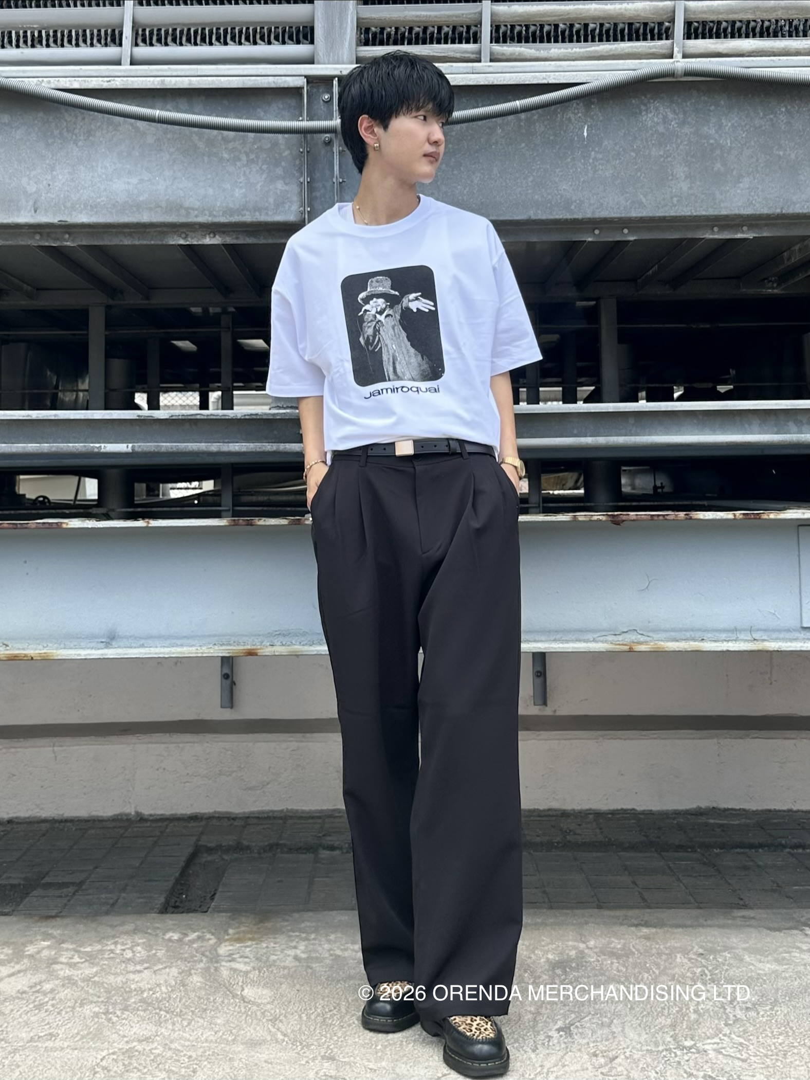KOHEIさんの「tk.TAKEO KIKUCHI｜【防シワ／ストレッチ/セット対応可】smart shiftシリーズ バレルシルエットパンツ」を使ったコーディネート
