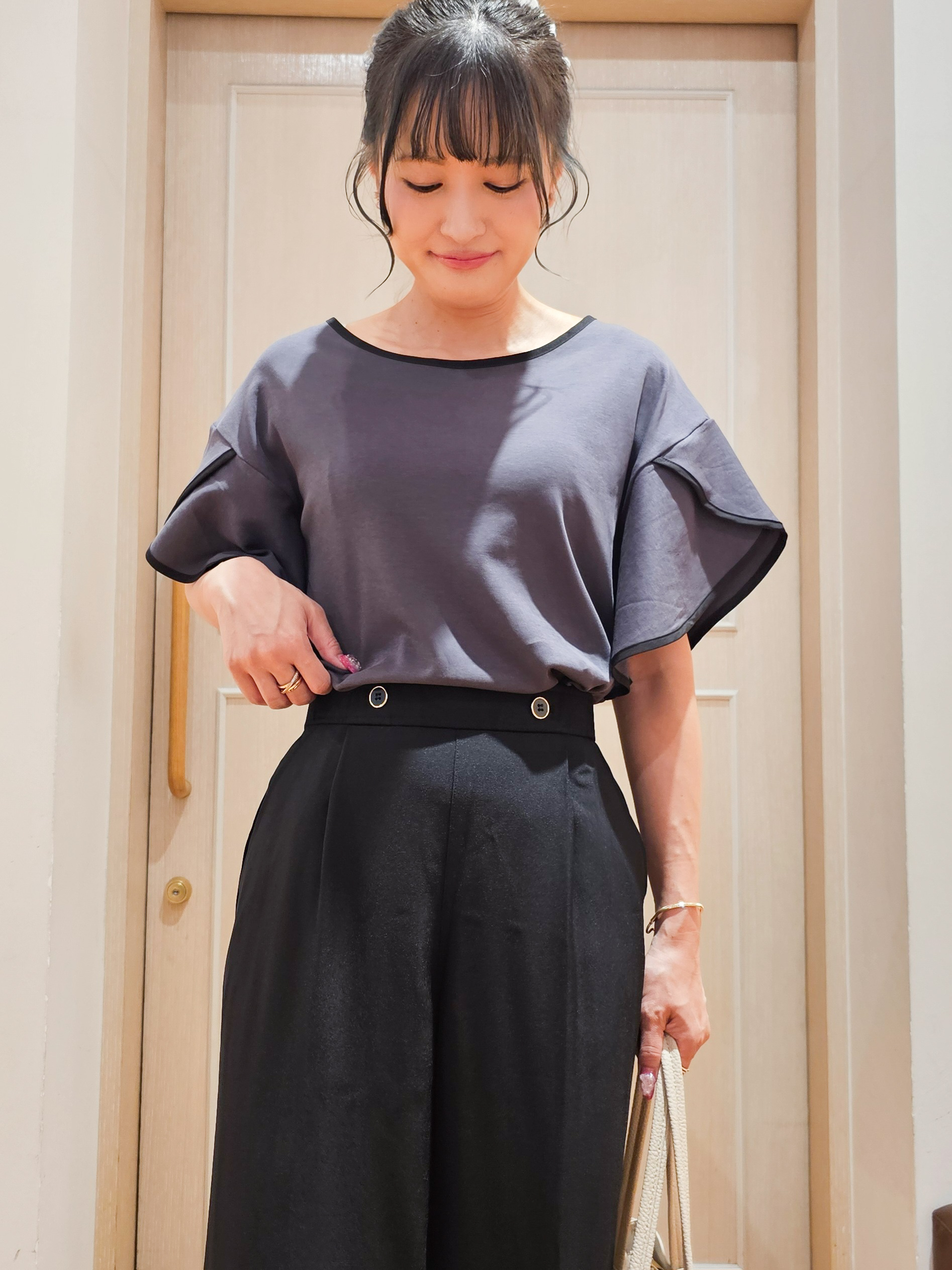 ゆゆさんの「SHOO･LA･RUE｜【洗濯機可/S-LL】配色パイピング フレアスリーブトップス」を使ったコーディネート