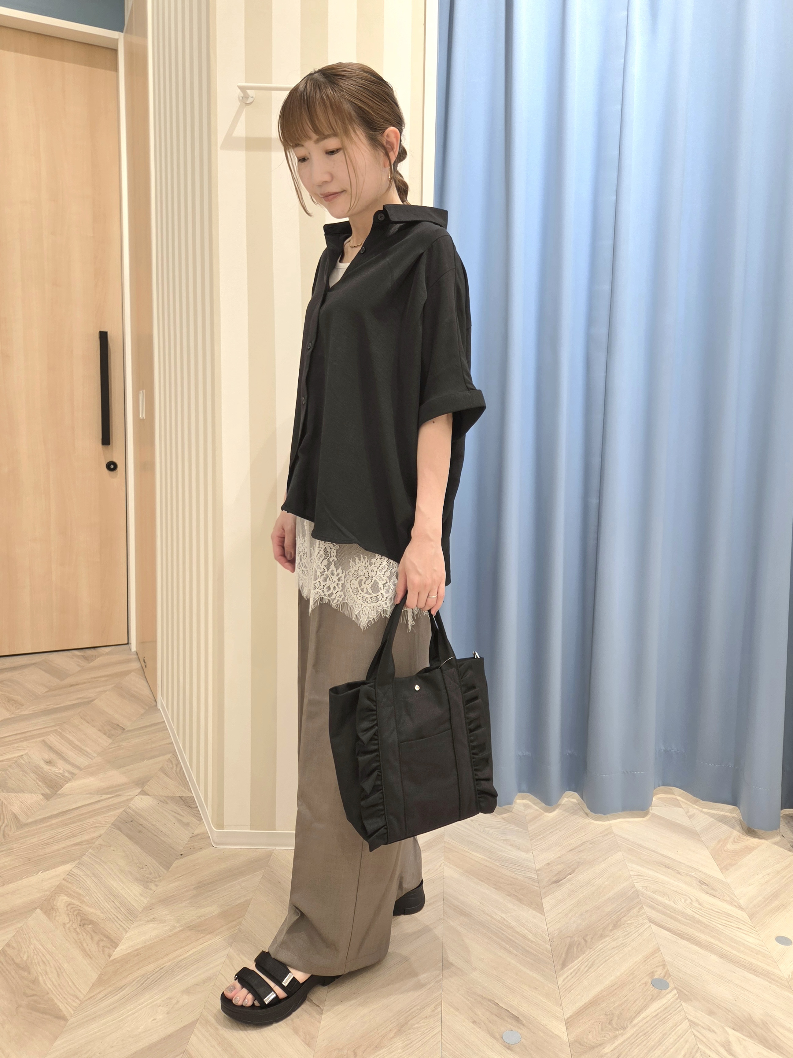 Ikumiさんの「SHOO･LA･RUE｜【洗濯後しわになりにくい/体型カバー】二の腕も隠せる　お袖ロールアップ半袖シャツ」を使ったコーディネート