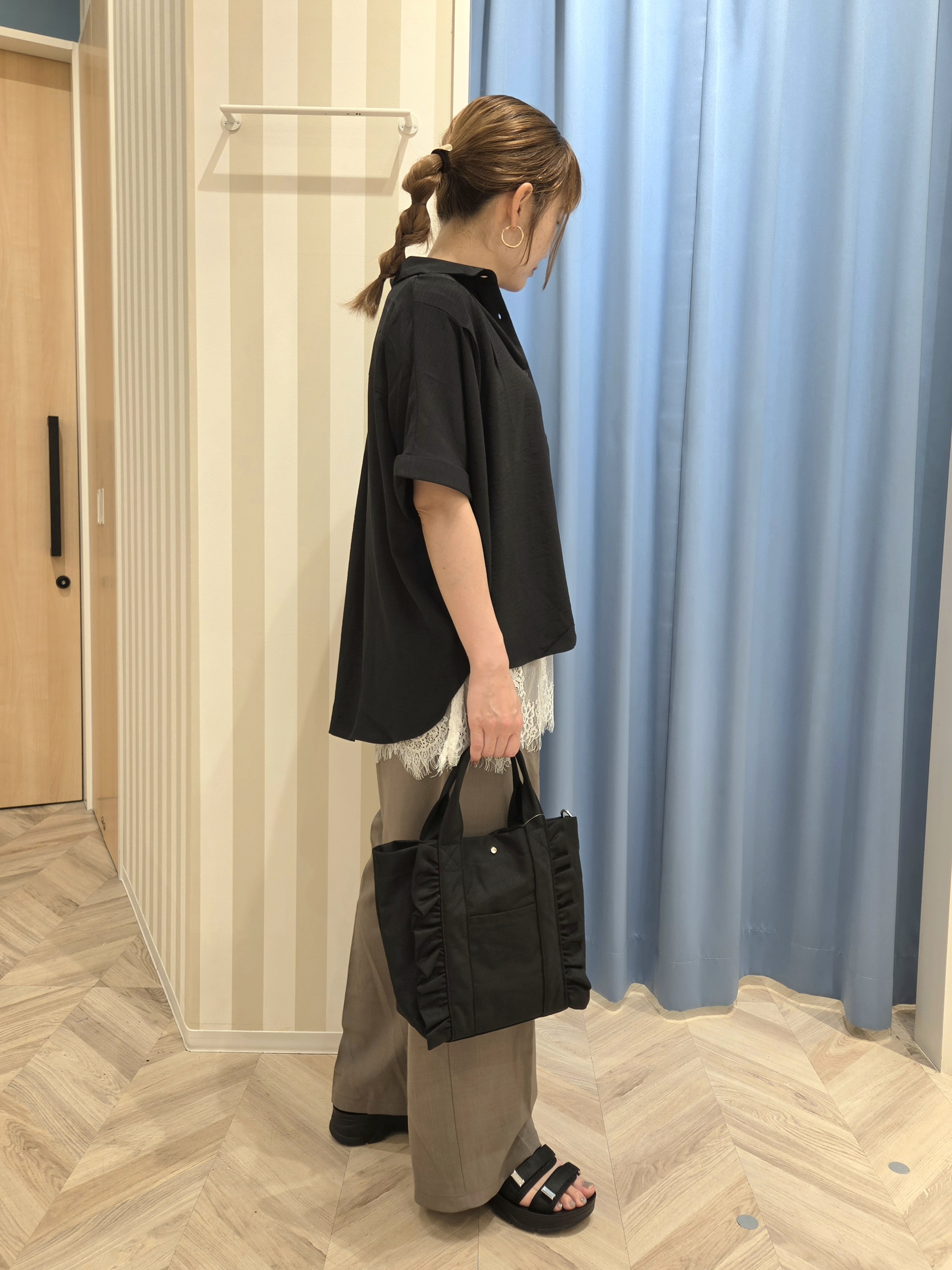 Ikumiさんの「SHOO･LA･RUE｜【洗濯後しわになりにくい/体型カバー】二の腕も隠せる　お袖ロールアップ半袖シャツ」を使ったコーディネート