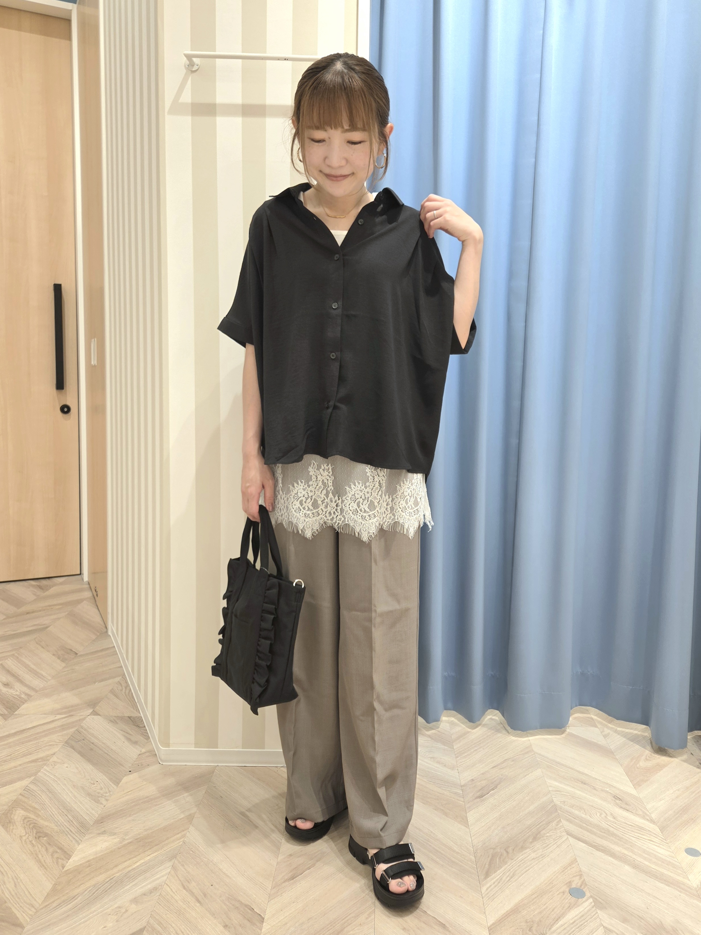 Ikumiさんの「SHOO･LA･RUE｜【洗濯後しわになりにくい/体型カバー】二の腕も隠せる　お袖ロールアップ半袖シャツ」を使ったコーディネート