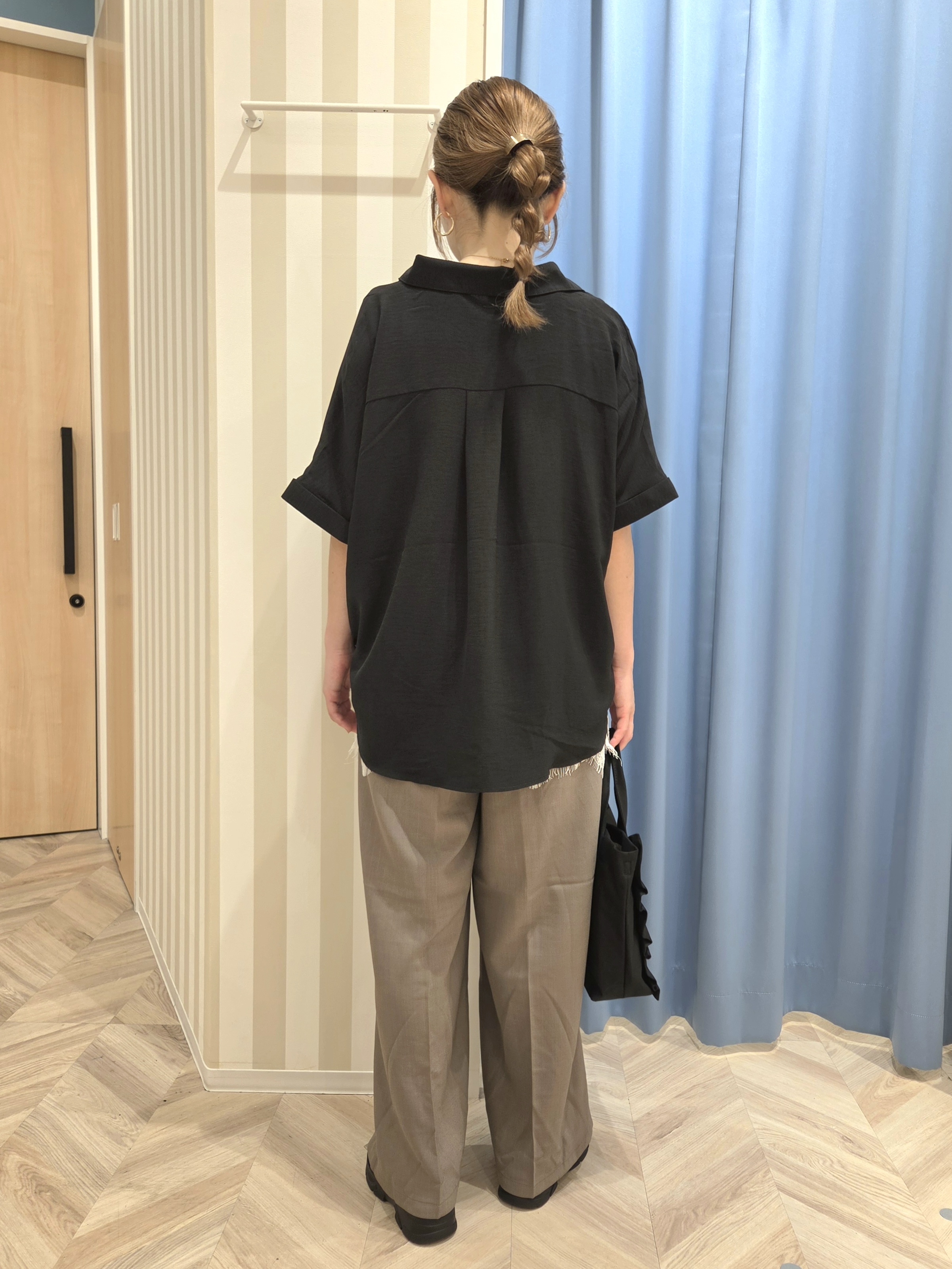 Ikumiさんの「SHOO･LA･RUE｜【洗濯後しわになりにくい/体型カバー】二の腕も隠せる　お袖ロールアップ半袖シャツ」を使ったコーディネート
