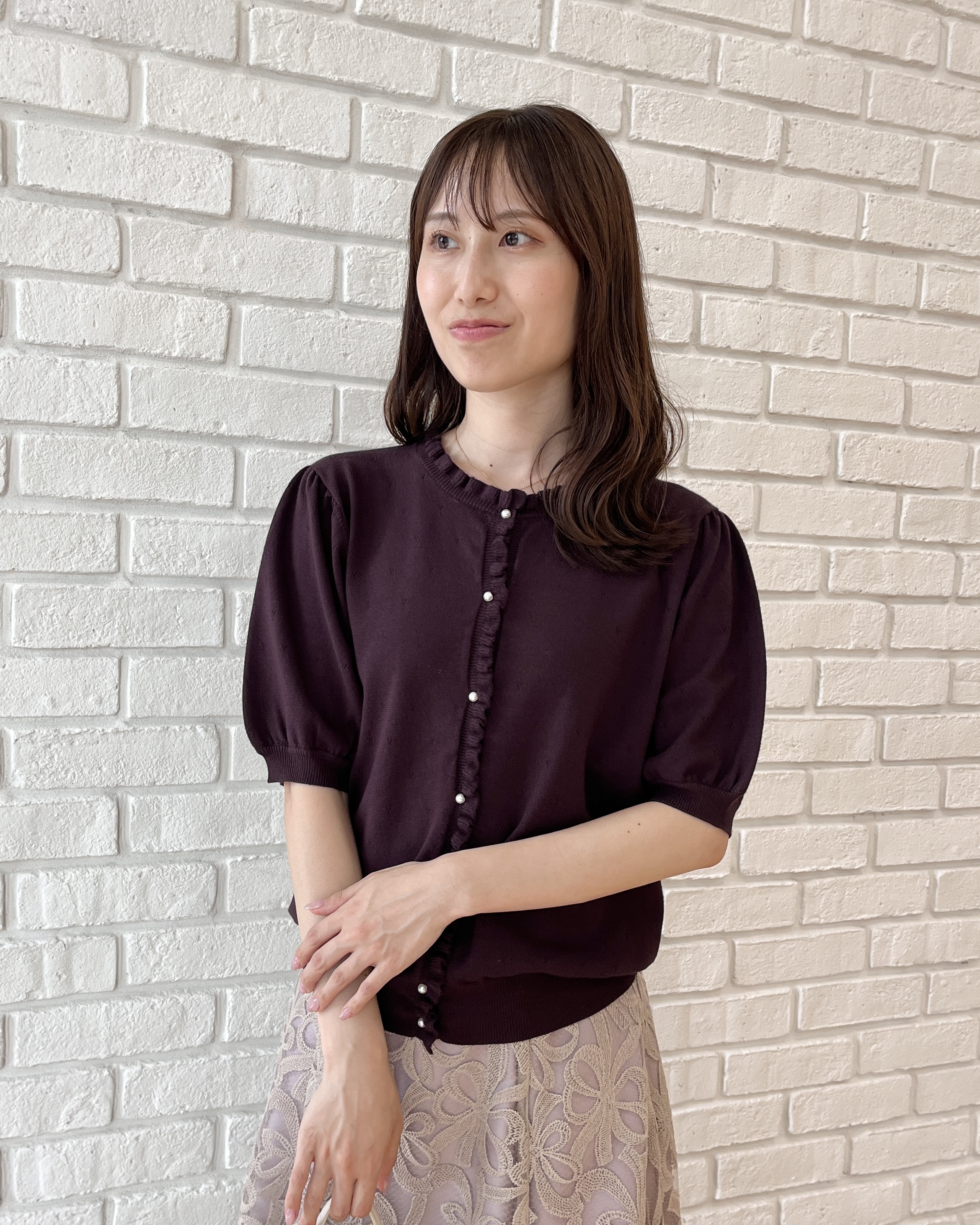 はばさんの「Couture brooch｜【洗える】透かし編み 半袖フリルカーデ」を使ったコーディネート