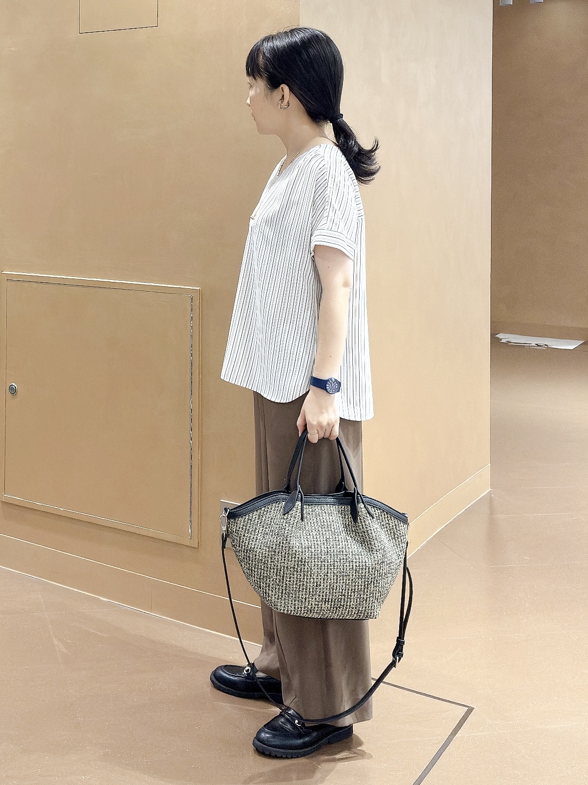 hattoriさんの「INDIVI｜【洗える／スーツインナー／UVケア】Vネックストライプブラウス」を使ったコーディネート
