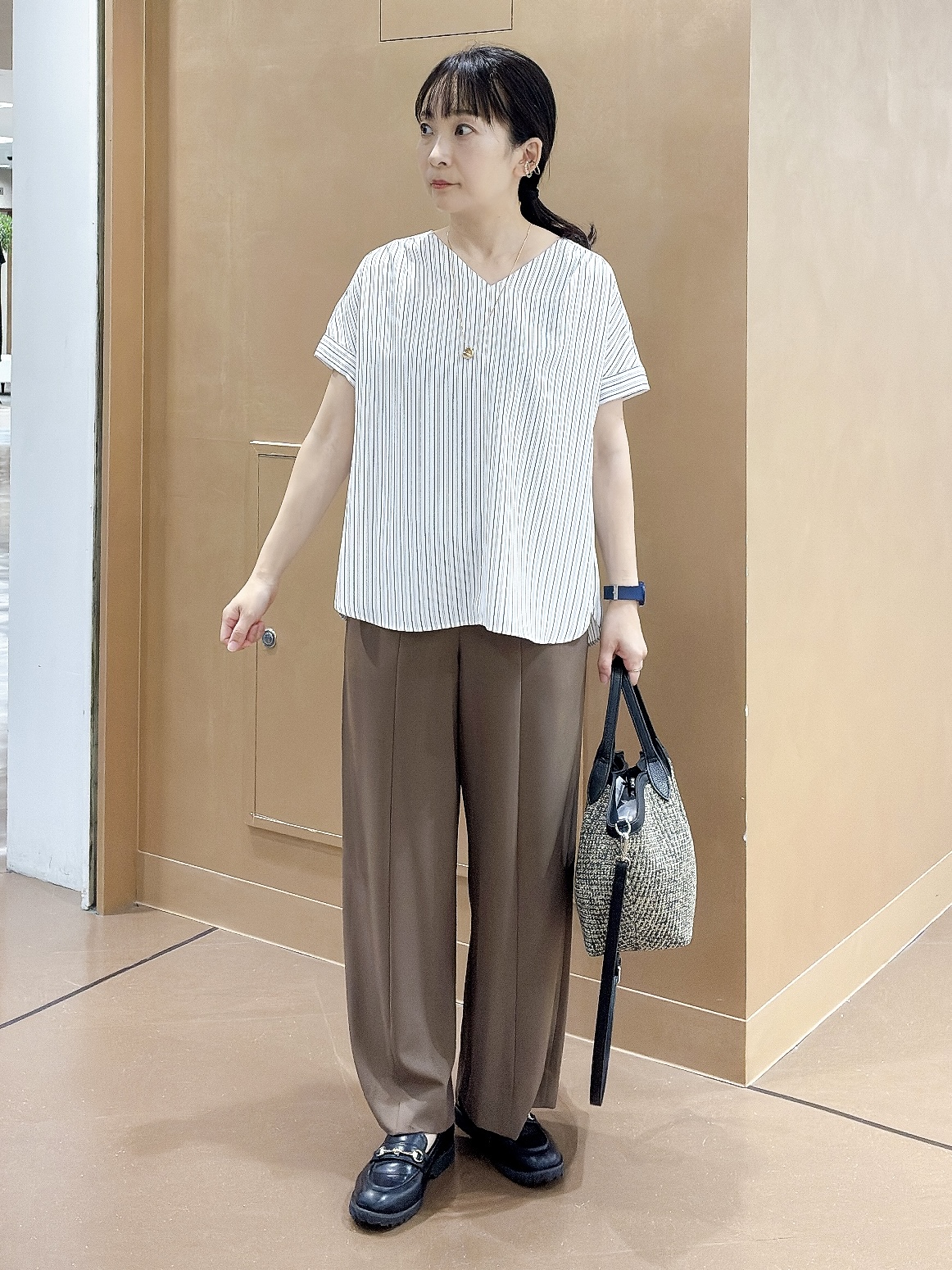 hattoriさんの「INDIVI｜【洗える／スーツインナー／UVケア】Vネックストライプブラウス」を使ったコーディネート