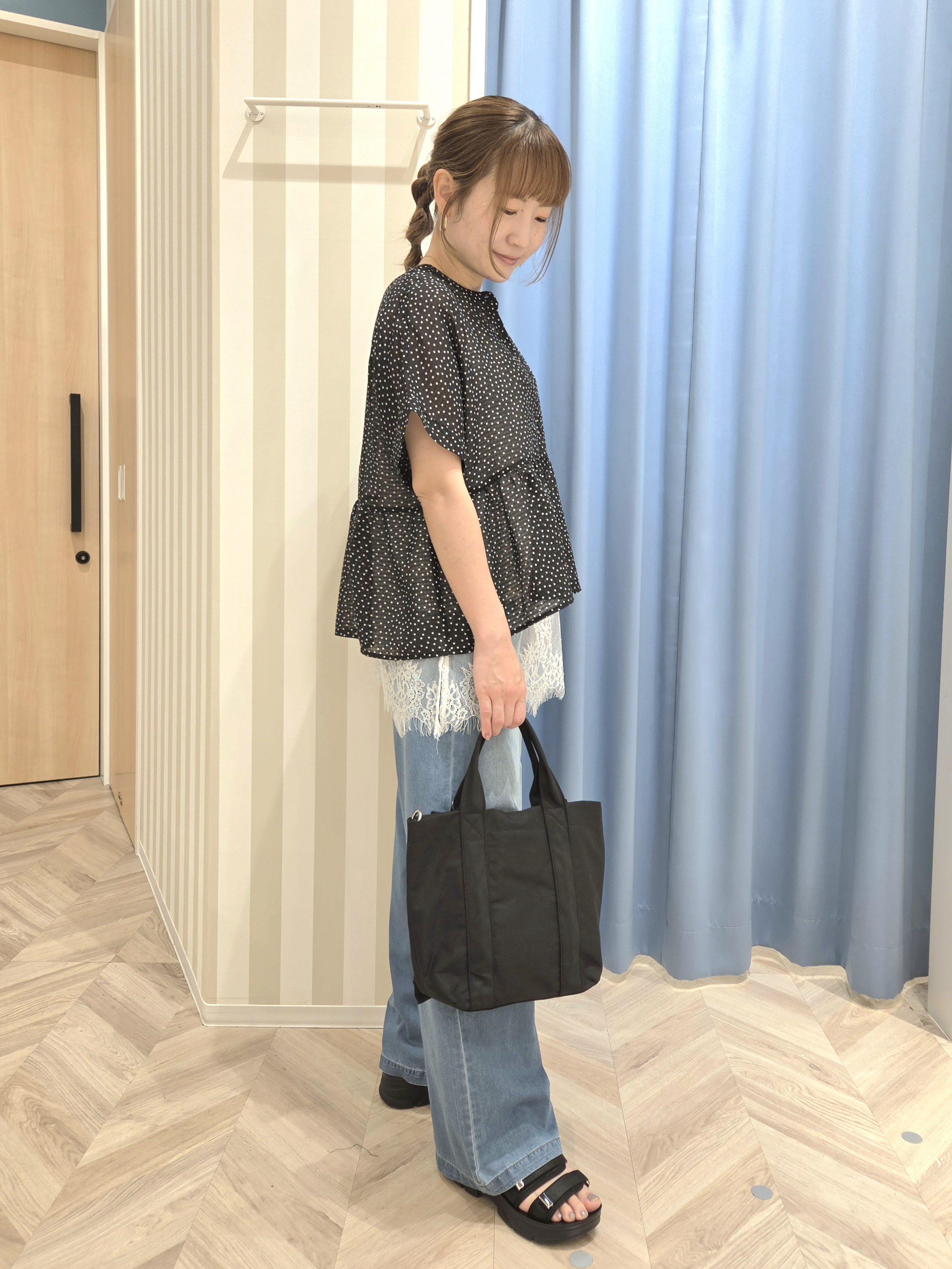 Ikumiさんの「SHOO･LA･RUE｜【体型カバー/洗濯機可】二の腕とお腹周りが隠せる シアーペプラムブラウス」を使ったコーディネート