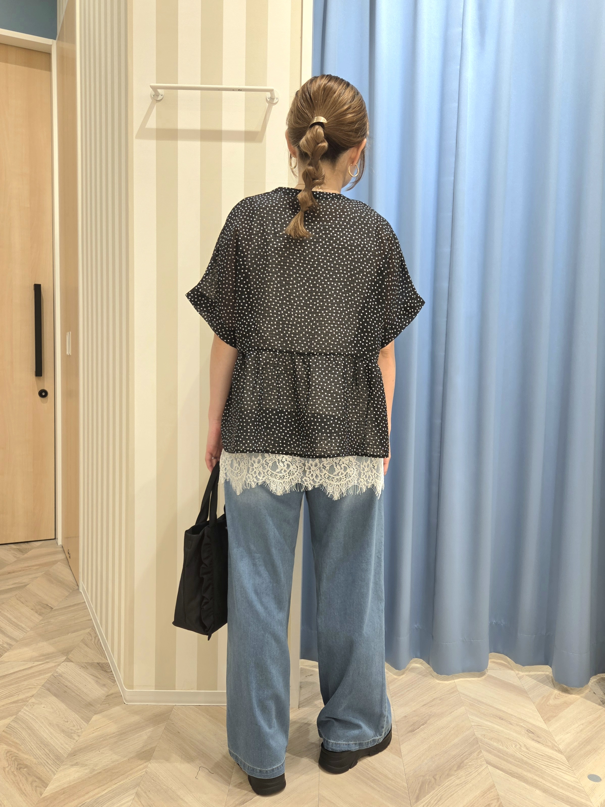 Ikumiさんの「SHOO･LA･RUE｜【体型カバー/洗濯機可】二の腕とお腹周りが隠せる シアーペプラムブラウス」を使ったコーディネート
