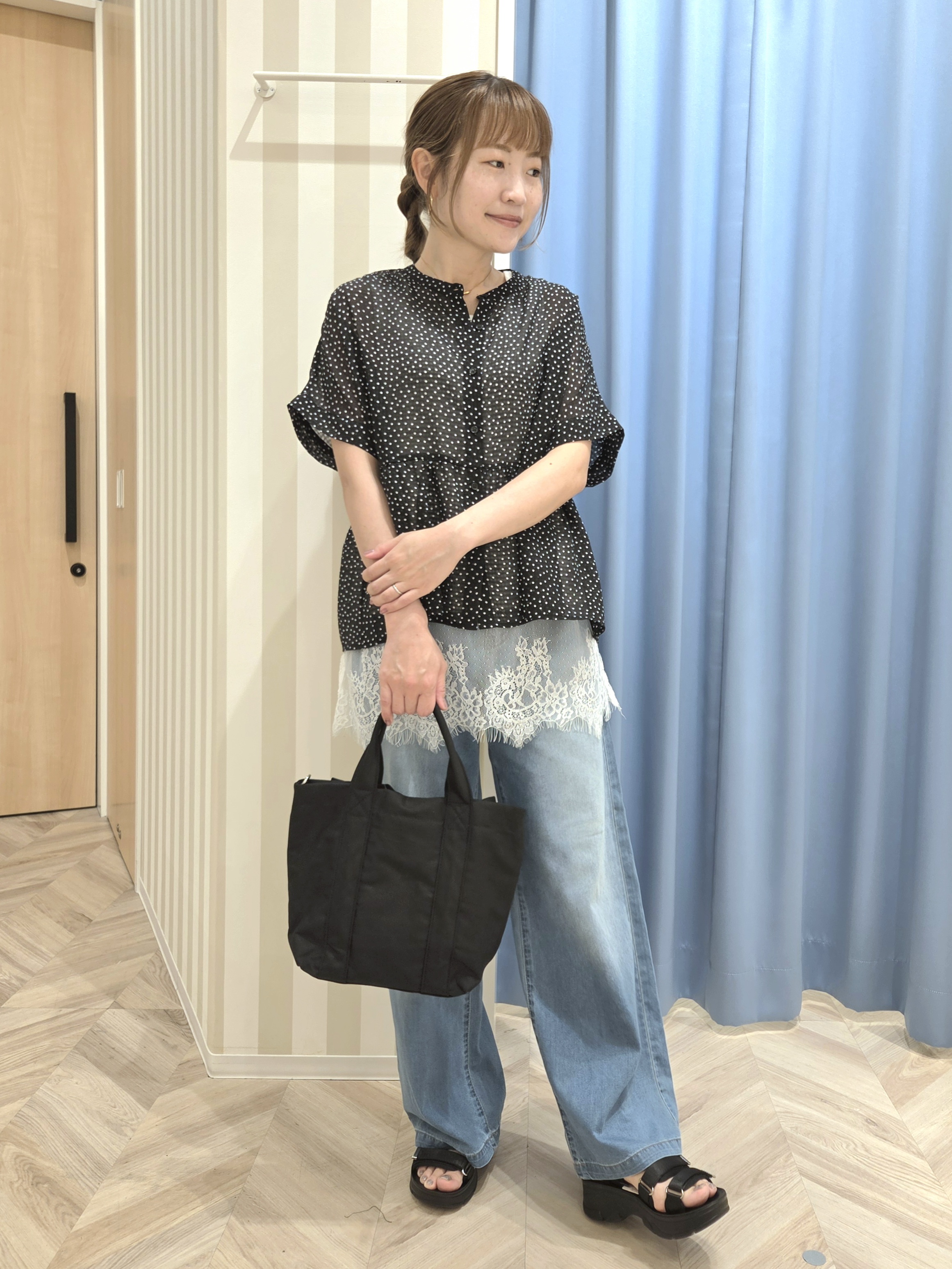 Ikumiさんの「SHOO･LA･RUE｜【体型カバー/洗濯機可】二の腕とお腹周りが隠せる シアーペプラムブラウス」を使ったコーディネート