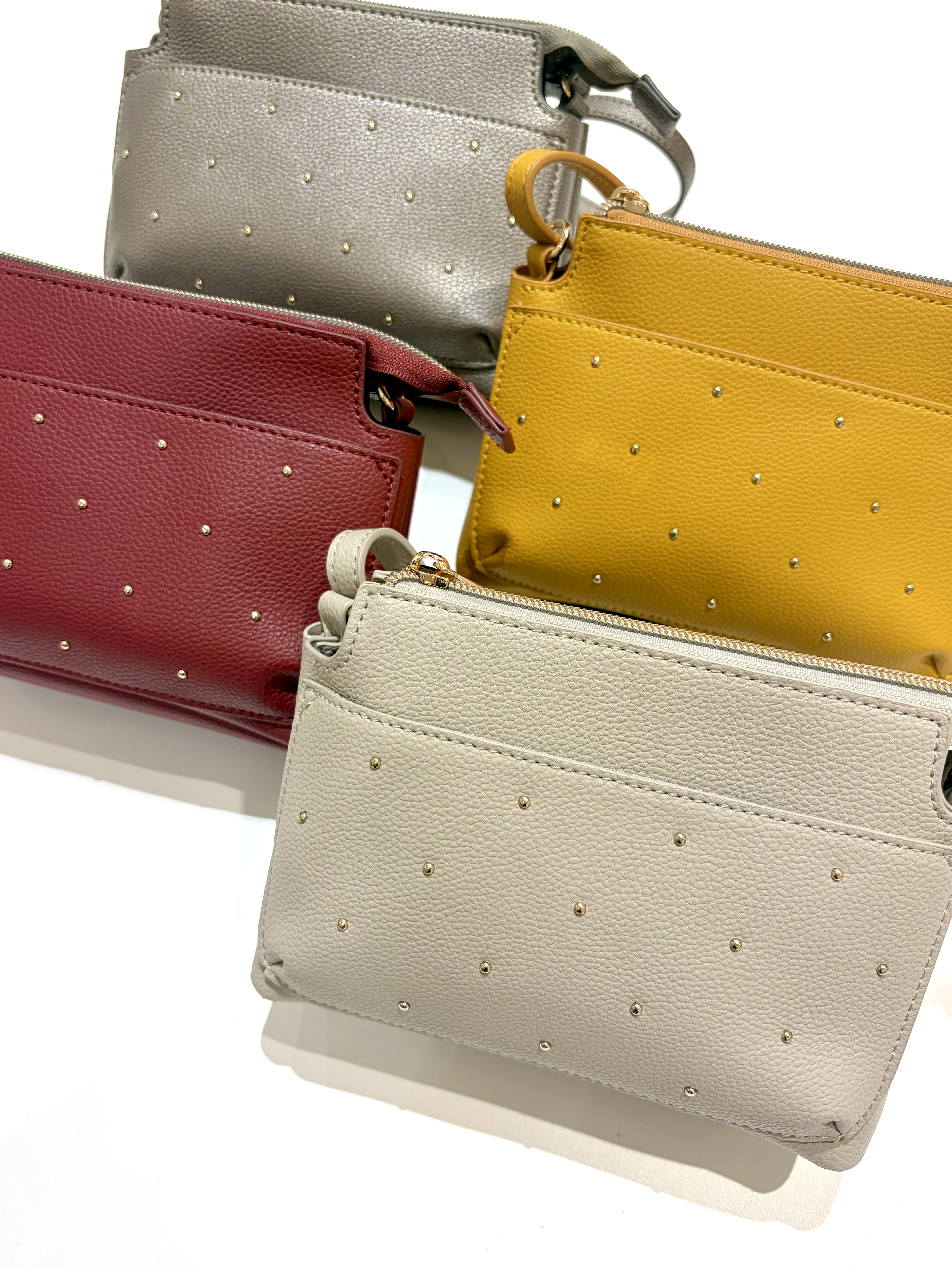 kikiさんの「grove｜スタッズミニスマホショルダー」を使ったコーディネート