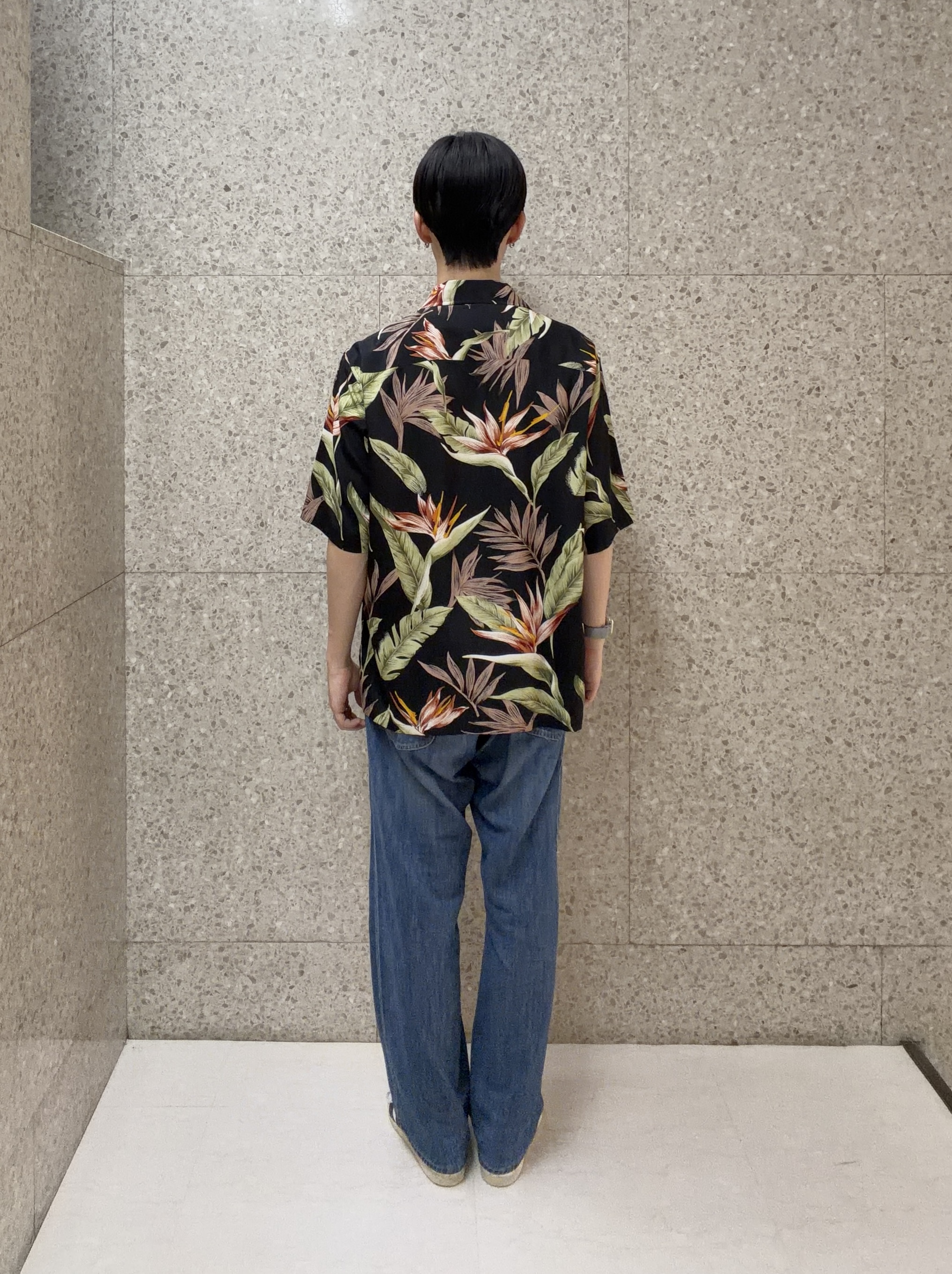 キムラさんの「TAKEO KIKUCHI｜【BOWLER HAT LABEL】トロピカルフローラル レーヨンシャツ」を使ったコーディネート