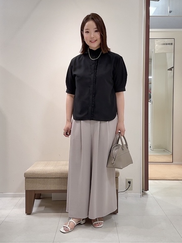 YUIさんの「UNTITLED｜【接触冷感/通気性/洗える】スタンドカラーフリルブラウス」を使ったコーディネート