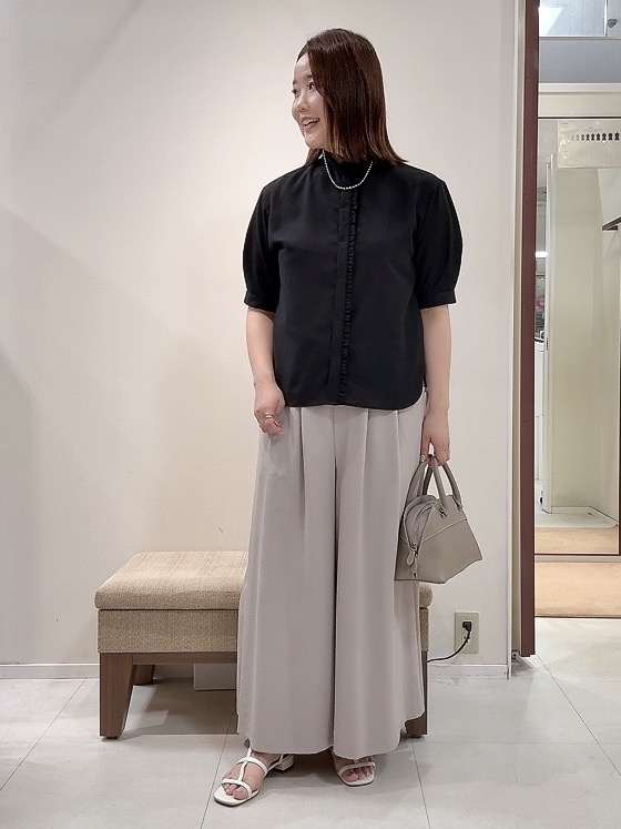 YUIさんの「UNTITLED｜【接触冷感/通気性/洗える】スタンドカラーフリルブラウス」を使ったコーディネート