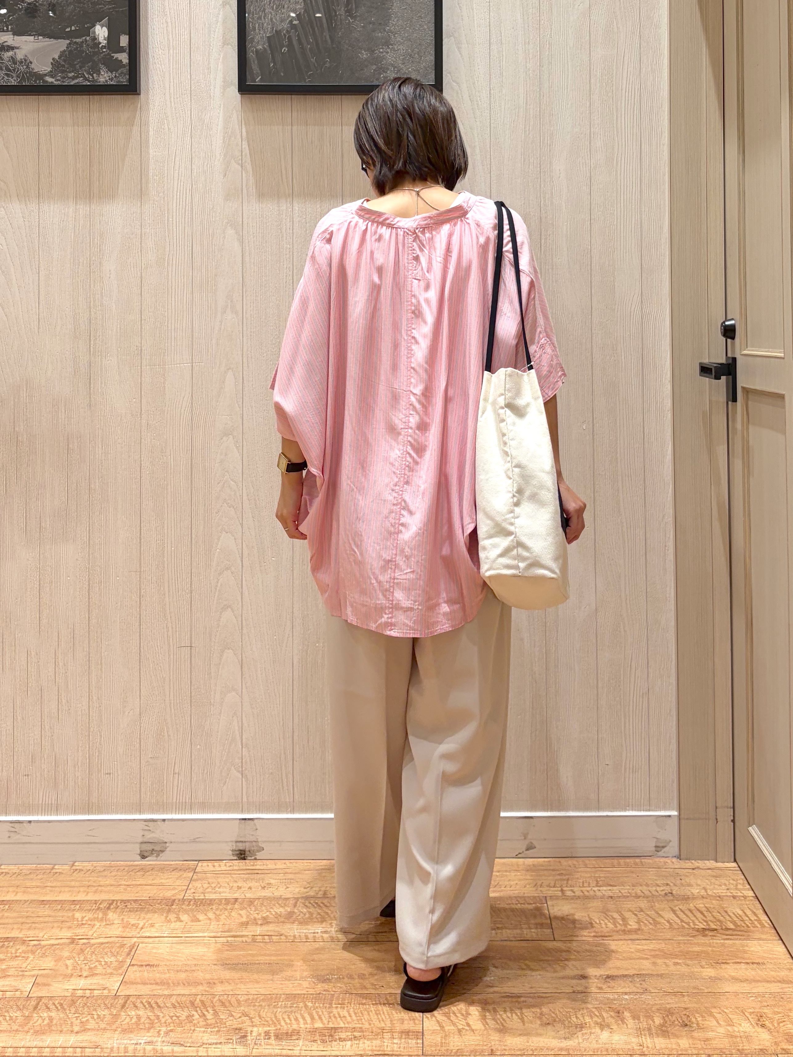 shirayuuuさんの「SHOO･LA･RUE｜【洗濯機可/体型カバー】二の腕隠れる ゆるっとドルマンバンドカラーシャツ」を使ったコーディネート