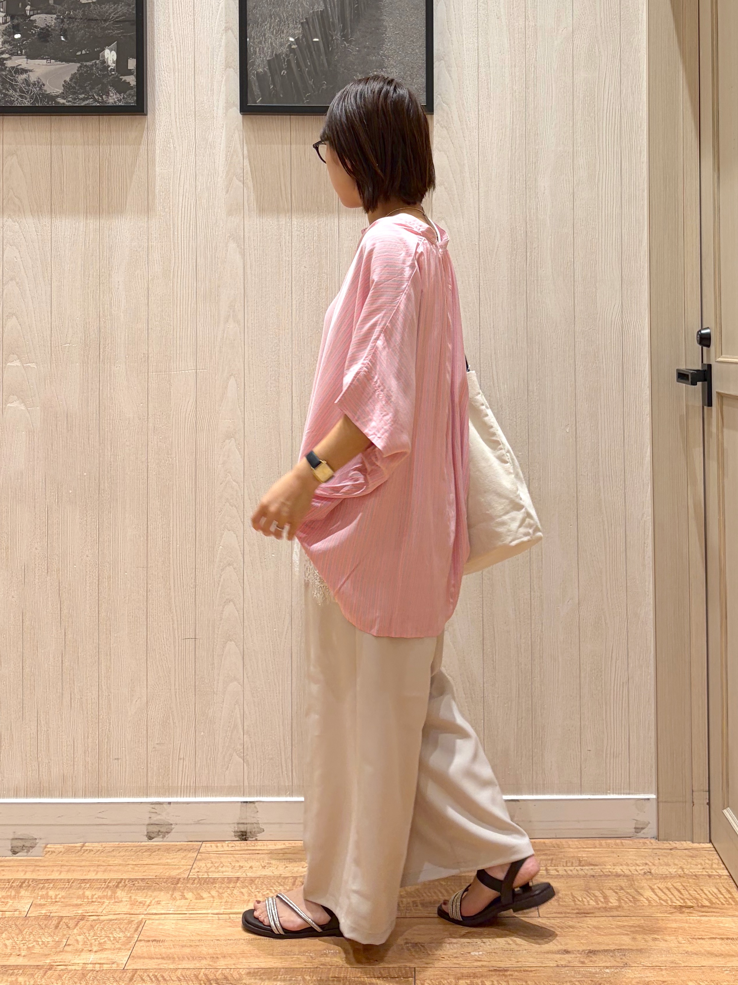 shirayuuuさんの「SHOO･LA･RUE｜【洗濯機可/体型カバー】二の腕隠れる ゆるっとドルマンバンドカラーシャツ」を使ったコーディネート