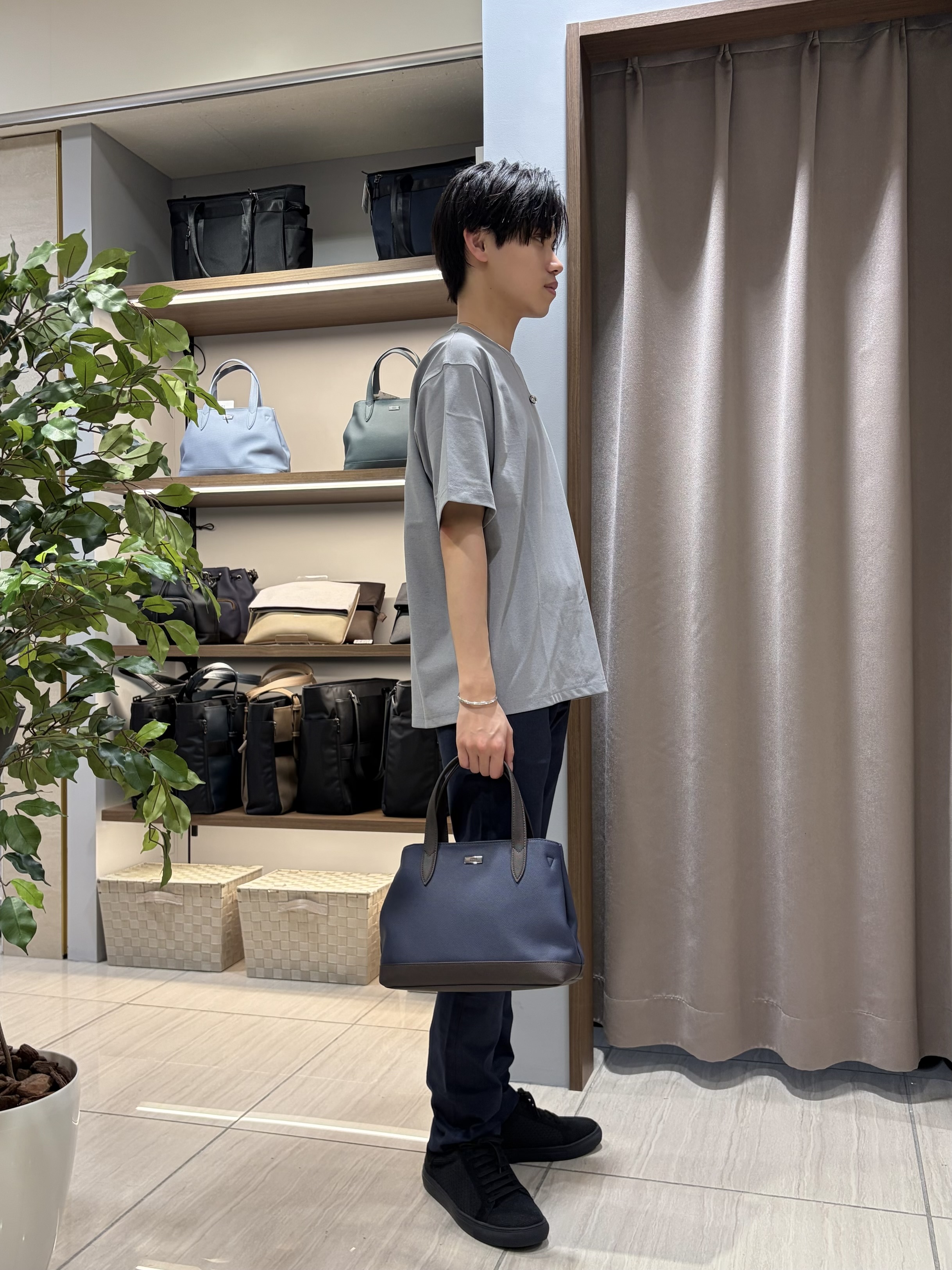 hiroさんの「TAKEO KIKUCHI｜【汗染み軽減/接触冷感】フェイクレイヤード ワンポイント刺繍Ｔシャツ」を使ったコーディネート